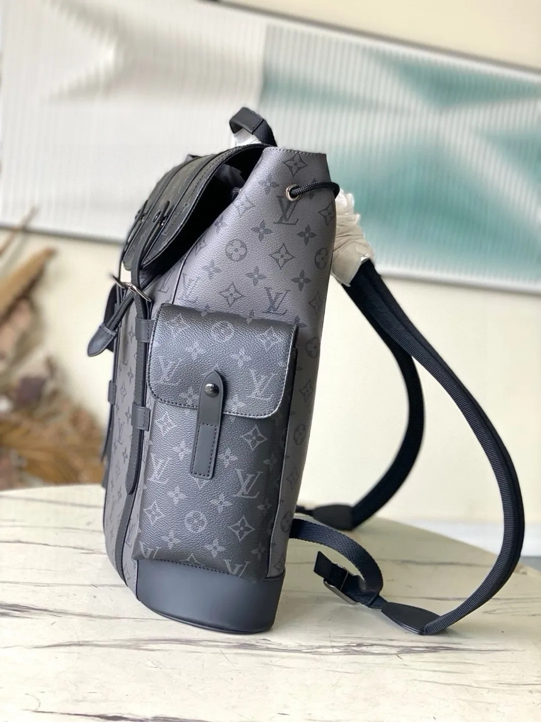 💰1000 Top Original M45419 Silver Flower Christopher Backpack uses Monogram canvas to interpret the rugged and simple spirit of a hiking bag. Its unique style is suitable for both work and entertainment, highlighting a high-quality lifestyle. Dimensions: 41 x 47 x 13 cm
