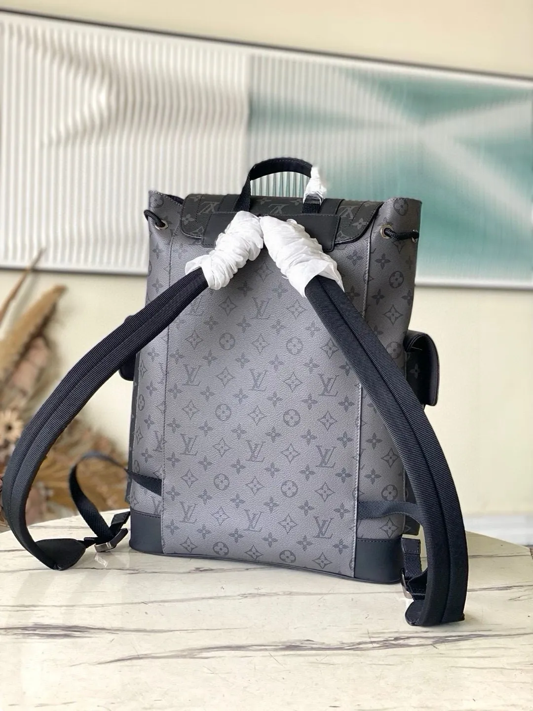 💰1000 Top Original M45419 Silver Flower Christopher Backpack uses Monogram canvas to interpret the rugged and simple spirit of a hiking bag. Its unique style is suitable for both work and entertainment, highlighting a high-quality lifestyle. Dimensions: 41 x 47 x 13 cm