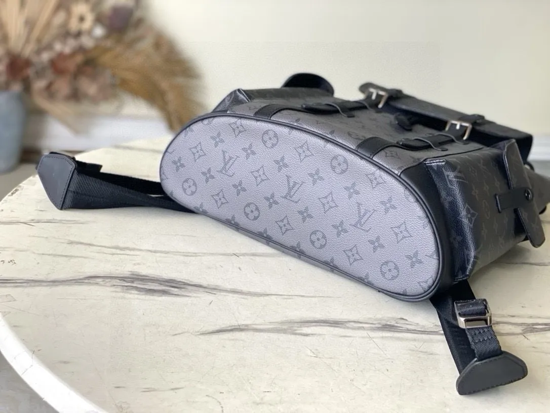 💰1000 Top Original M45419 Silver Flower Christopher Backpack uses Monogram canvas to interpret the rugged and simple spirit of a hiking bag. Its unique style is suitable for both work and entertainment, highlighting a high-quality lifestyle. Dimensions: 41 x 47 x 13 cm