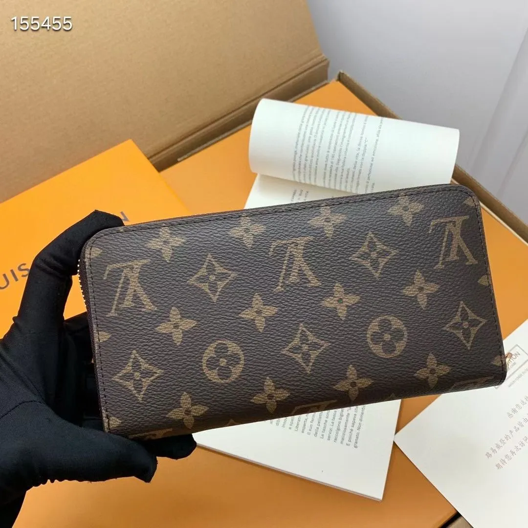 P100💰 💎M60017 inner color ❤️ brown powder ZIPPY zipper wallet. The Zippy wallet pays homage to Louis Vuitton's heritage of travel and trunk making, with a travel-style patch and Louis Vuitton logo. With its compact interior and simple design, this wallet is ideal for everyday use. Model M60017. Size: 19x10.