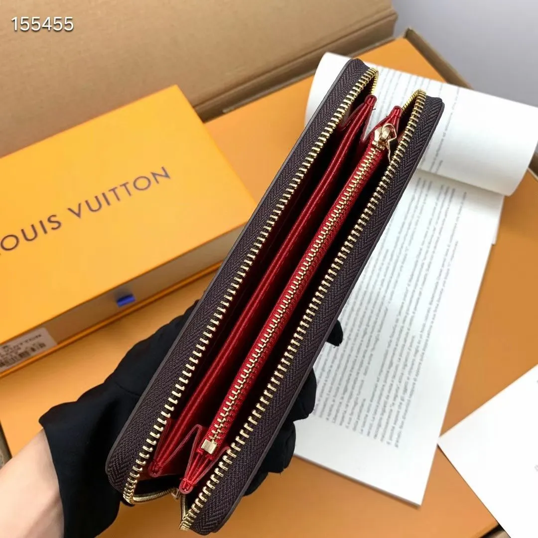 P100💰 💎M60017 inner color ❤️ brown powder ZIPPY zipper wallet. The Zippy wallet pays homage to Louis Vuitton's heritage of travel and trunk making, with a travel-style patch and Louis Vuitton logo. With its compact interior and simple design, this wallet is ideal for everyday use. Model M60017. Size: 19x10.