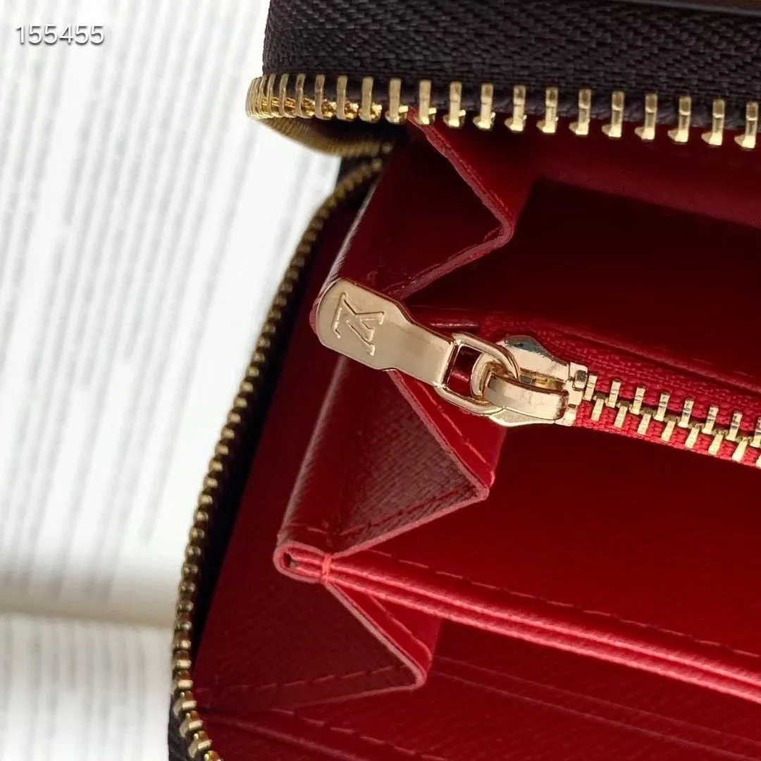 P100💰 💎M60017 inner color ❤️ brown powder ZIPPY zipper wallet. The Zippy wallet pays homage to Louis Vuitton's heritage of travel and trunk making, with a travel-style patch and Louis Vuitton logo. With its compact interior and simple design, this wallet is ideal for everyday use. Model M60017. Size: 19x10.