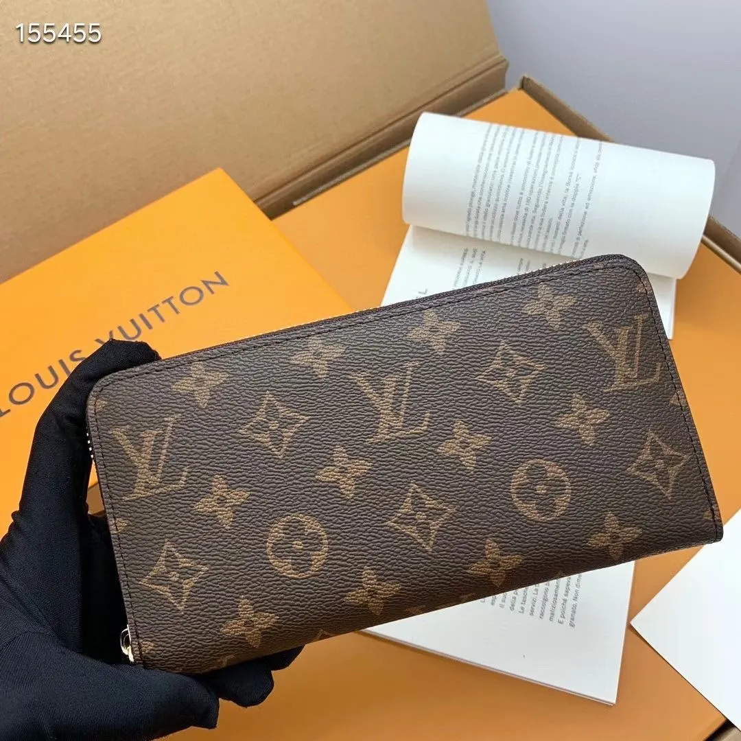 P100💰 💎M60017 inner color ❤️ brown powder ZIPPY zipper wallet. The Zippy wallet pays homage to Louis Vuitton's heritage of travel and trunk making, with a travel-style patch and Louis Vuitton logo. With its compact interior and simple design, this wallet is ideal for everyday use. Model M60017. Size: 19x10.
