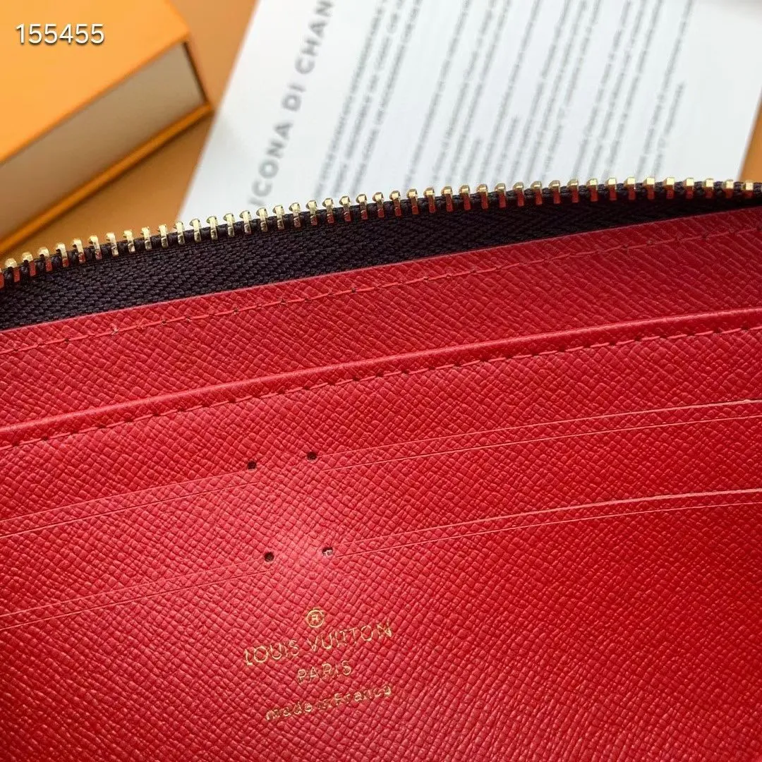 P100💰 💎M60017 inner color ❤️ brown powder ZIPPY zipper wallet. The Zippy wallet pays homage to Louis Vuitton's heritage of travel and trunk making, with a travel-style patch and Louis Vuitton logo. With its compact interior and simple design, this wallet is ideal for everyday use. Model M60017. Size: 19x10.