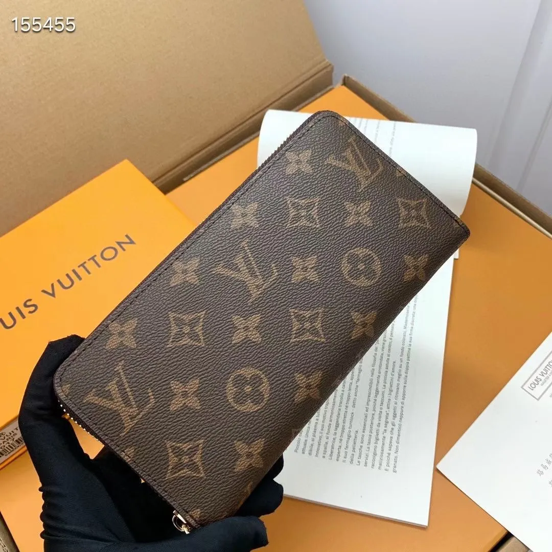 P100💰 💎M60017 inner color ❤️ brown powder ZIPPY zipper wallet. The Zippy wallet pays homage to Louis Vuitton's heritage of travel and trunk making, with a travel-style patch and Louis Vuitton logo. With its compact interior and simple design, this wallet is ideal for everyday use. Model M60017. Size: 19x10.