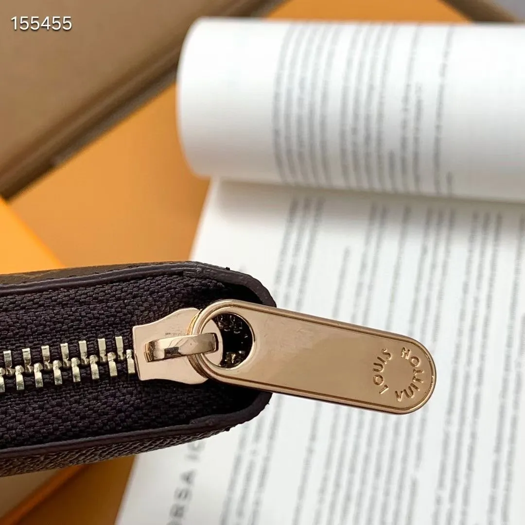 P100💰 💎M60017 inner color ❤️ brown powder ZIPPY zipper wallet. The Zippy wallet pays homage to Louis Vuitton's heritage of travel and trunk making, with a travel-style patch and Louis Vuitton logo. With its compact interior and simple design, this wallet is ideal for everyday use. Model M60017. Size: 19x10.