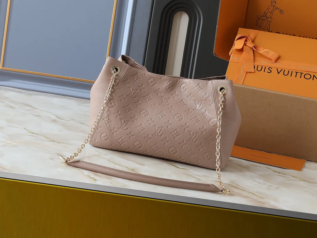 💰260💰Upgraded from the original M14324 M14414 M14659. This Anytime small handbag goes back to the Promenade handbag that was born in 1988. It uses modern touches to create a chic choice for both day and night. Monogram Empreinte leather creates ample space for storing daily necessities. The LV padlock can also be hung from the sliding chain shoulder strap, allowing you to easily explore a variety of styling possibilities and carrying methods. Dimensions: 34.0 x 20.0 x 13.0 cm (length x height x width)