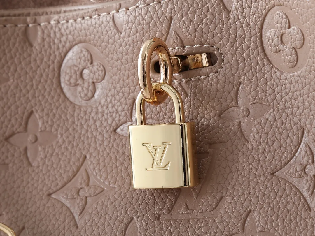 💰260💰Upgraded from the original M14324 M14414 M14659. This Anytime small handbag goes back to the Promenade handbag that was born in 1988. It uses modern touches to create a chic choice for both day and night. Monogram Empreinte leather creates ample space for storing daily necessities. The LV padlock can also be hung from the sliding chain shoulder strap, allowing you to easily explore a variety of styling possibilities and carrying methods. Dimensions: 34.0 x 20.0 x 13.0 cm (length x height x width)