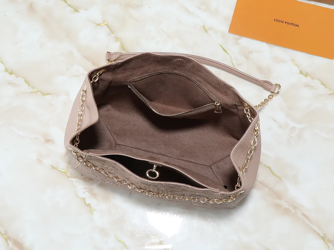 💰260💰Upgraded from the original M14324 M14414 M14659. This Anytime small handbag goes back to the Promenade handbag that was born in 1988. It uses modern touches to create a chic choice for both day and night. Monogram Empreinte leather creates ample space for storing daily necessities. The LV padlock can also be hung from the sliding chain shoulder strap, allowing you to easily explore a variety of styling possibilities and carrying methods. Dimensions: 34.0 x 20.0 x 13.0 cm (length x height x width)
