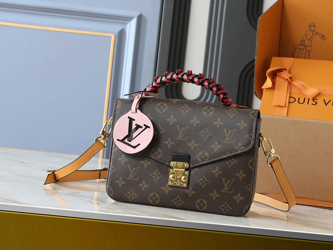 💰280💰Upgraded original M40780 💠POCHETTE METIS handbag M44668 maroon M45152 white M43984 orange messenger bag woven handbag Hand-woven and decorated with dyed edges, the exquisite leather handle gives this Pochette Metis handbag a unique charm. The use of colorful smooth cowhide fabric and classic Monogram canvas material highlights a strong sense of contrast. The large LV leather accessories add eye-catching highlights to this compact and compact handbag. Equipped with a detachable strap for hands-free convenience 💠Detailed features 25.0 x 19.0 x 7.0 cm (Length x Height x Width)
