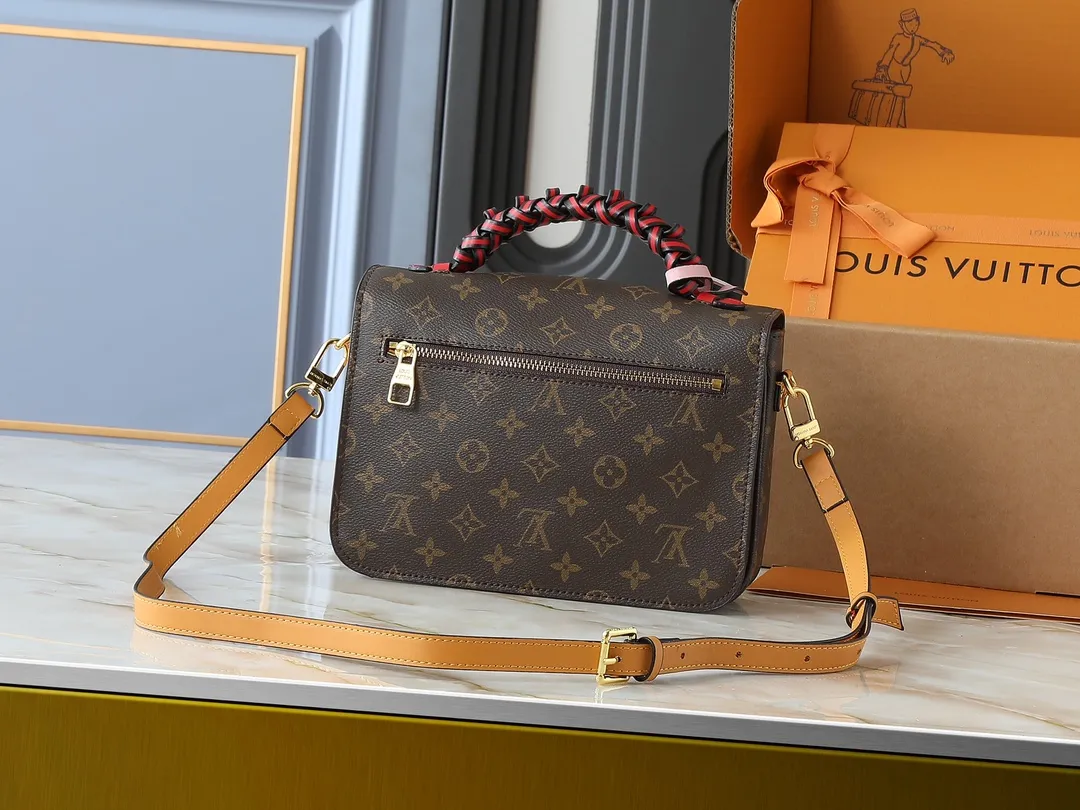 💰280💰Upgraded original M40780 💠POCHETTE METIS handbag M44668 maroon M45152 white M43984 orange messenger bag woven handbag Hand-woven and decorated with dyed edges, the exquisite leather handle gives this Pochette Metis handbag a unique charm. The use of colorful smooth cowhide fabric and classic Monogram canvas material highlights a strong sense of contrast. The large LV leather accessories add eye-catching highlights to this compact and compact handbag. Equipped with a detachable strap for hands-free convenience 💠Detailed features 25.0 x 19.0 x 7.0 cm (Length x Height x Width)