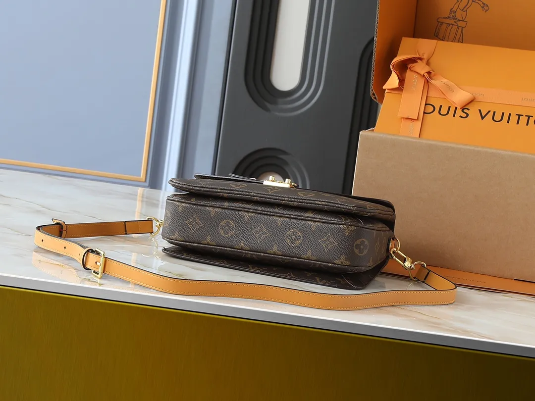 💰280💰Upgraded original M40780 💠POCHETTE METIS handbag M44668 maroon M45152 white M43984 orange messenger bag woven handbag Hand-woven and decorated with dyed edges, the exquisite leather handle gives this Pochette Metis handbag a unique charm. The use of colorful smooth cowhide fabric and classic Monogram canvas material highlights a strong sense of contrast. The large LV leather accessories add eye-catching highlights to this compact and compact handbag. Equipped with a detachable strap for hands-free convenience 💠Detailed features 25.0 x 19.0 x 7.0 cm (Length x Height x Width)