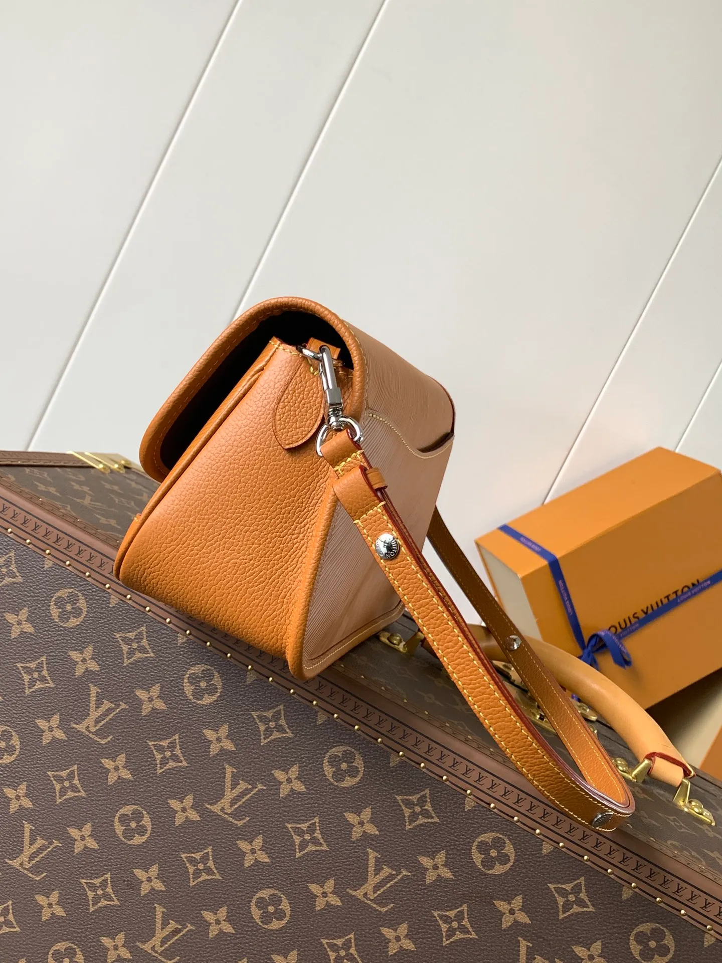💰1160 (top layer leather) top quality original order, transcoding chip M59386 black M59457 white M59459 caramel top layer cowhide This Buci handbag is made of iconic Epi leather, with smooth leather outlines the corners and lining, achieving a classic soft silhouette. The resin LV logo adds a modern touch, and the adjustable strap allows for comfortable shoulder or cross-body wear.  Dimensions: 24.5 x 15.5 x 9 cm
