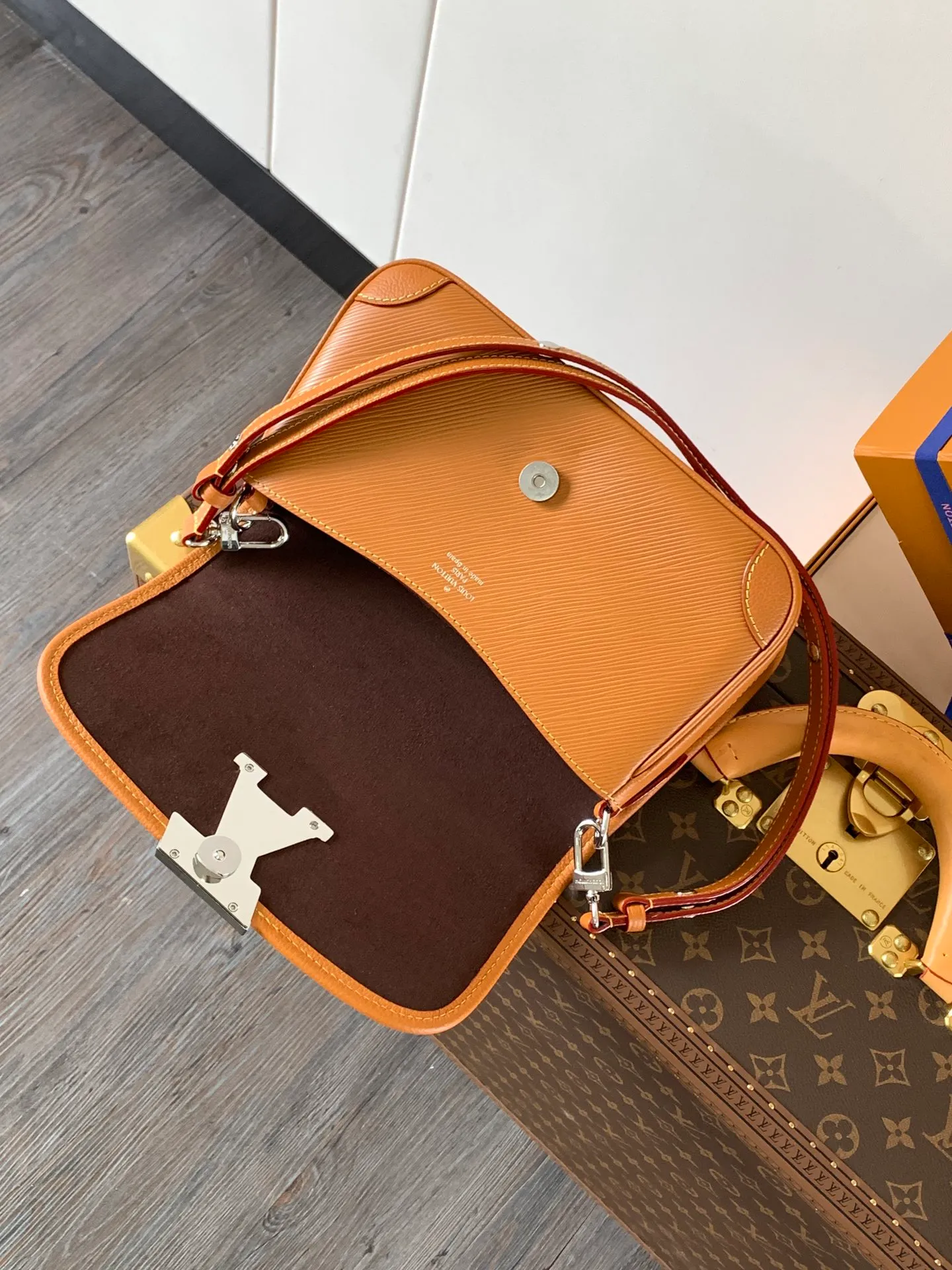 💰1160 (top layer leather) top quality original order, transcoding chip M59386 black M59457 white M59459 caramel top layer cowhide This Buci handbag is made of iconic Epi leather, with smooth leather outlines the corners and lining, achieving a classic soft silhouette. The resin LV logo adds a modern touch, and the adjustable strap allows for comfortable shoulder or cross-body wear.  Dimensions: 24.5 x 15.5 x 9 cm