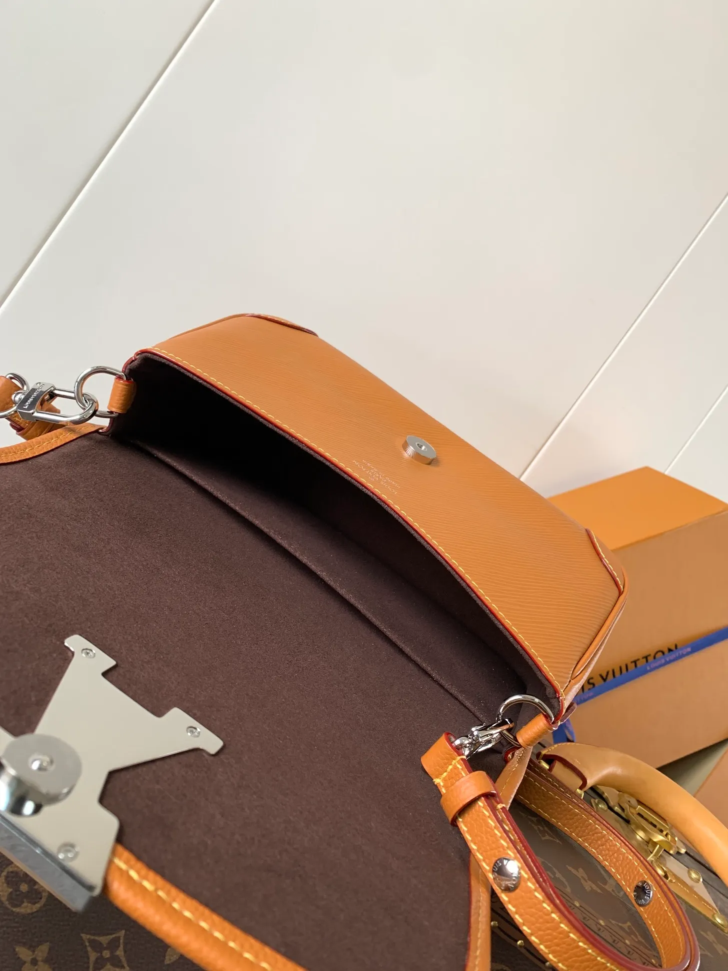 💰1160 (top layer leather) top quality original order, transcoding chip M59386 black M59457 white M59459 caramel top layer cowhide This Buci handbag is made of iconic Epi leather, with smooth leather outlines the corners and lining, achieving a classic soft silhouette. The resin LV logo adds a modern touch, and the adjustable strap allows for comfortable shoulder or cross-body wear.  Dimensions: 24.5 x 15.5 x 9 cm