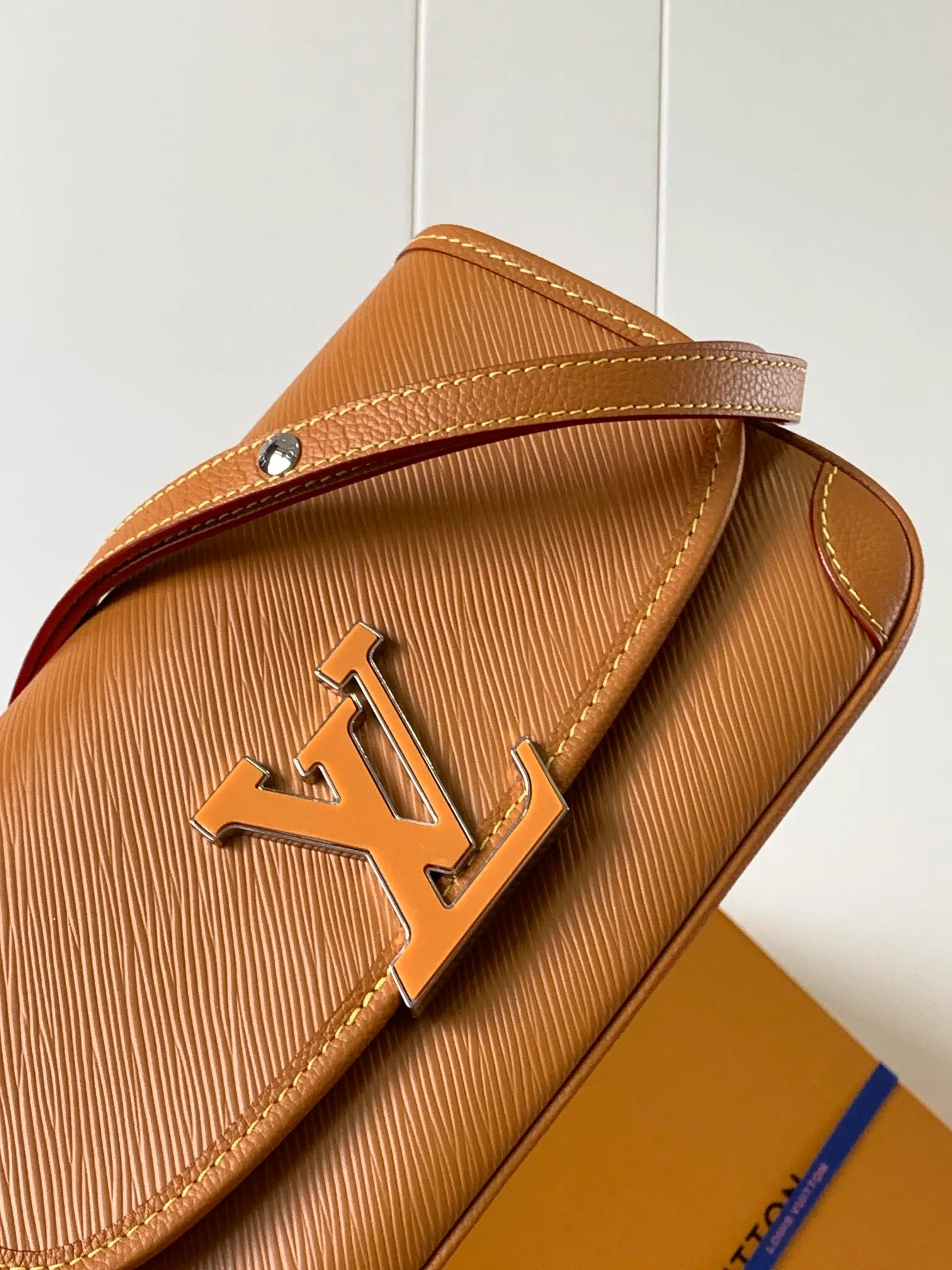 💰1160 (top layer leather) top quality original order, transcoding chip M59386 black M59457 white M59459 caramel top layer cowhide This Buci handbag is made of iconic Epi leather, with smooth leather outlines the corners and lining, achieving a classic soft silhouette. The resin LV logo adds a modern touch, and the adjustable strap allows for comfortable shoulder or cross-body wear.  Dimensions: 24.5 x 15.5 x 9 cm