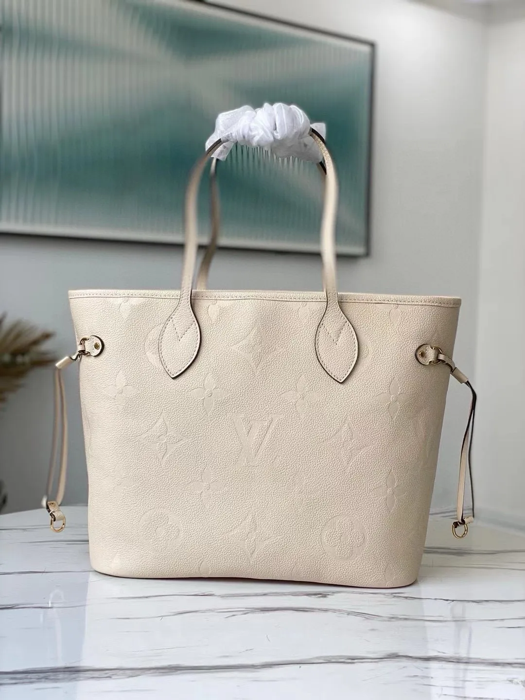 💰1180 (top layer leather) Overseas top original order M45684 Cream White This Neverfull medium handbag is made of Monogram Empreinte soft embossed leather. Tighten the straps on both sides, and the ample capacity can also be transformed into a compact urban handbag; the long handle allows you to switch between shoulder and elbow carry. Dimensions: 31 x 28 x 14 cm