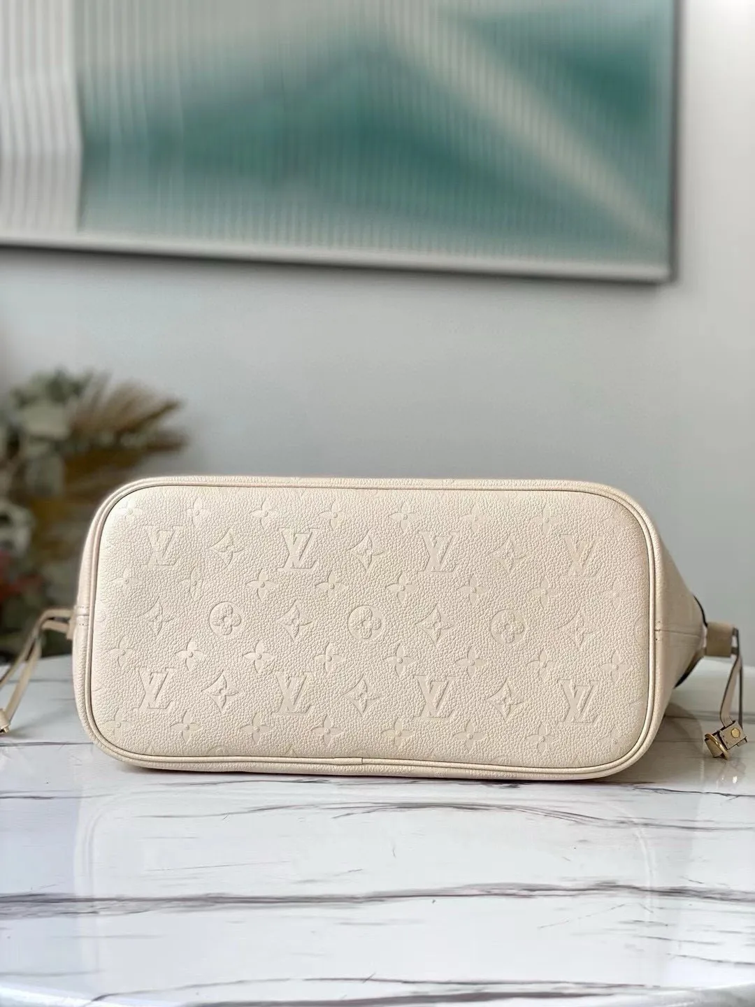 💰1180 (top layer leather) Overseas top original order M45684 Cream White This Neverfull medium handbag is made of Monogram Empreinte soft embossed leather. Tighten the straps on both sides, and the ample capacity can also be transformed into a compact urban handbag; the long handle allows you to switch between shoulder and elbow carry. Dimensions: 31 x 28 x 14 cm