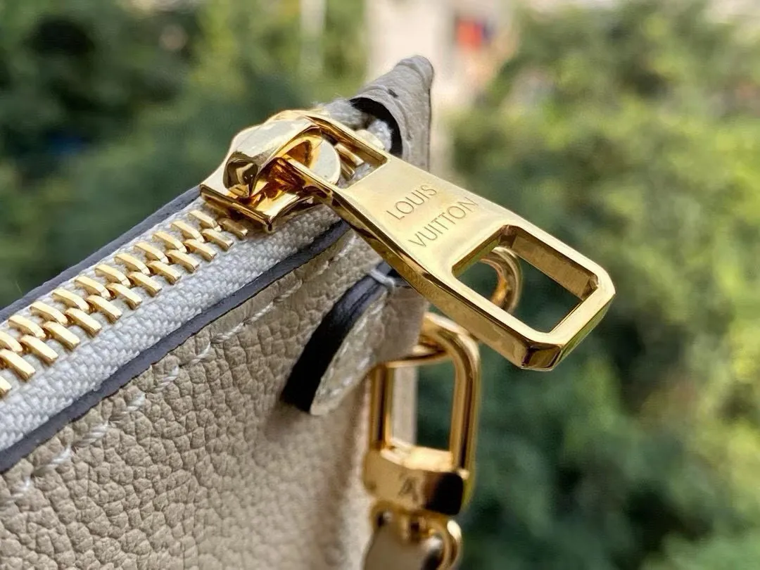 💰1180 (top layer leather) Overseas top original order M45684 Cream White This Neverfull medium handbag is made of Monogram Empreinte soft embossed leather. Tighten the straps on both sides, and the ample capacity can also be transformed into a compact urban handbag; the long handle allows you to switch between shoulder and elbow carry. Dimensions: 31 x 28 x 14 cm