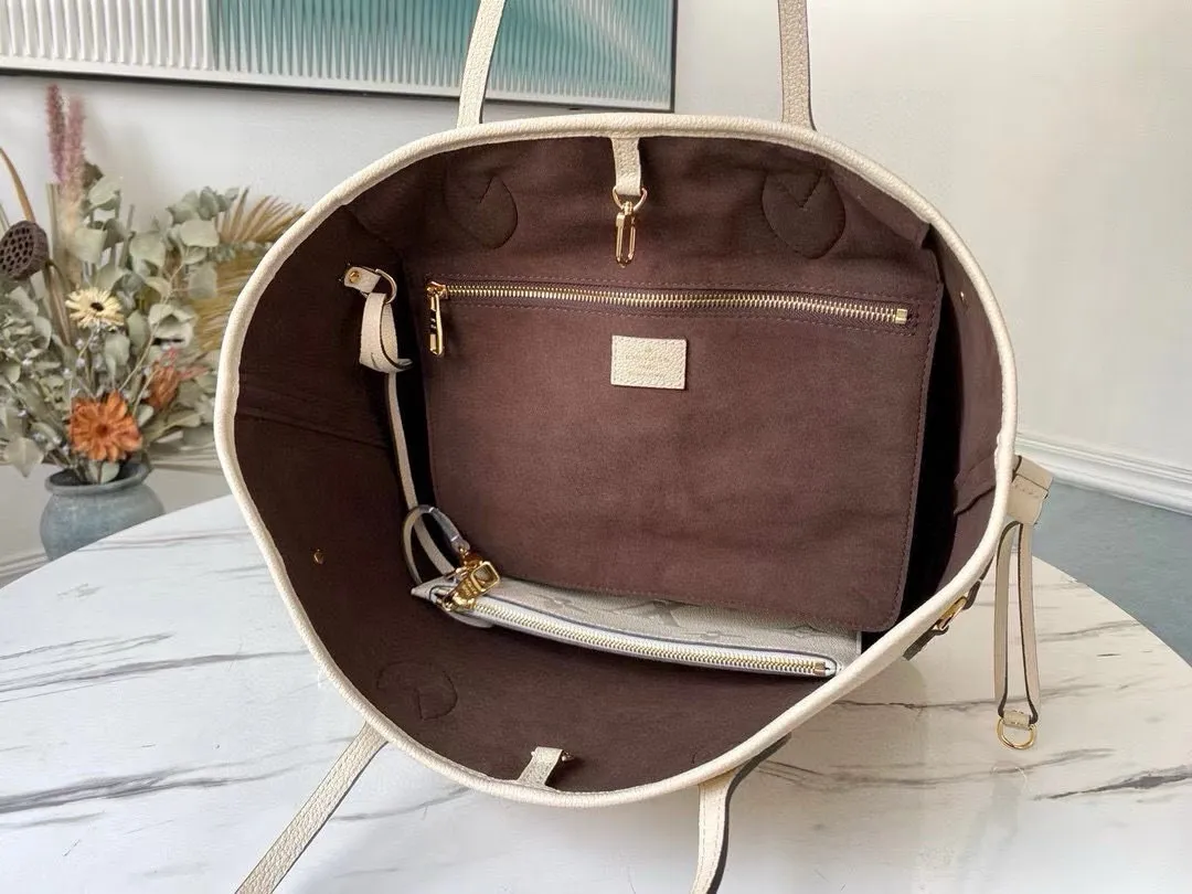 💰1180 (top layer leather) Overseas top original order M45684 Cream White This Neverfull medium handbag is made of Monogram Empreinte soft embossed leather. Tighten the straps on both sides, and the ample capacity can also be transformed into a compact urban handbag; the long handle allows you to switch between shoulder and elbow carry. Dimensions: 31 x 28 x 14 cm