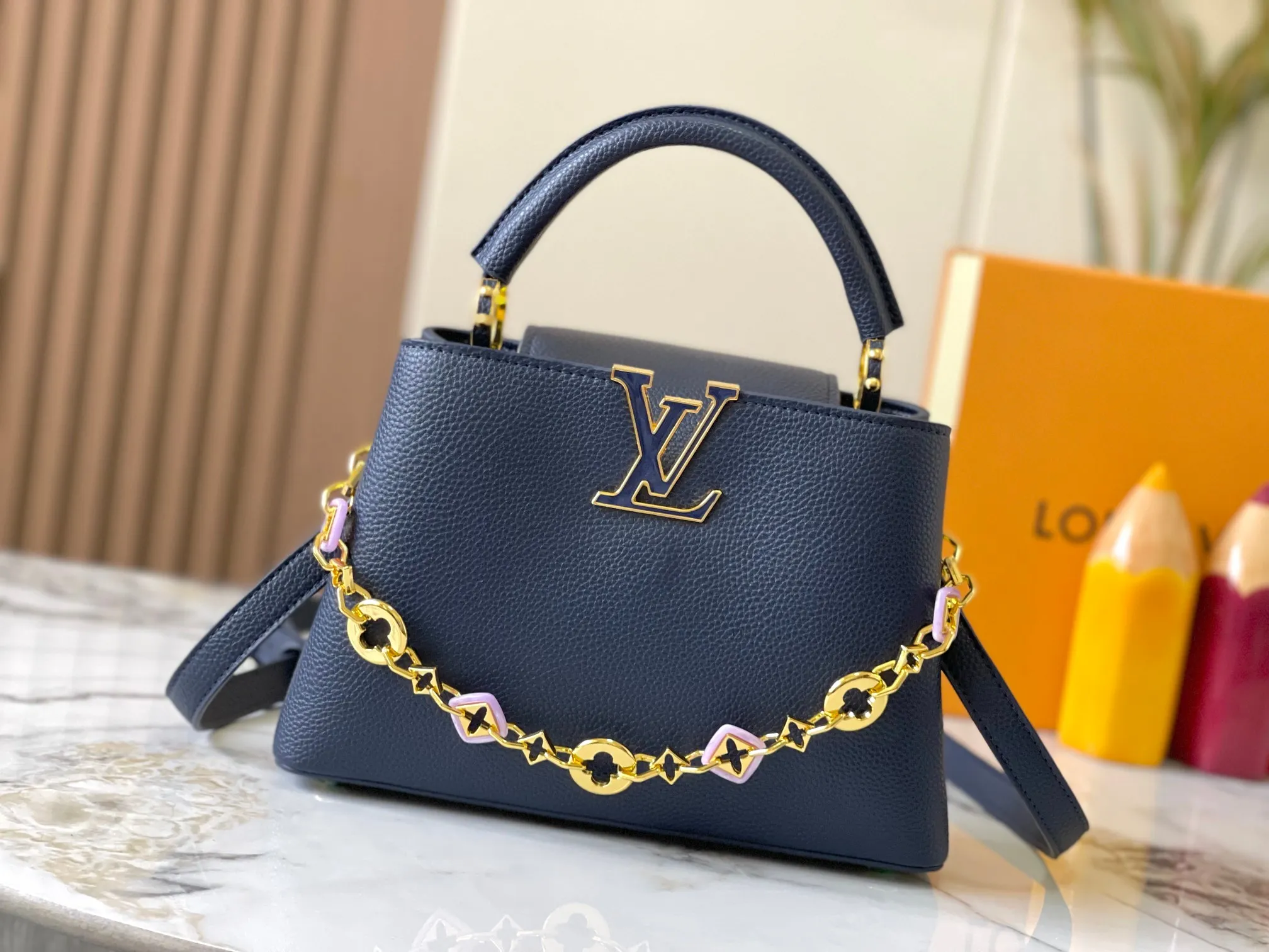 p480 [Guangzhou top-quality original version] M14971 blue This CapucinesBB handbag quotes the design elements of the Harmony series and tells the inspiration of the Monogram flower with a gorgeous chain. The Taurillon cow leather bag is embellished with the resin-coated LV logo, and the flap can be opened externally or internally to reveal a neat interior with multiple pockets. Size:27×18×9cm