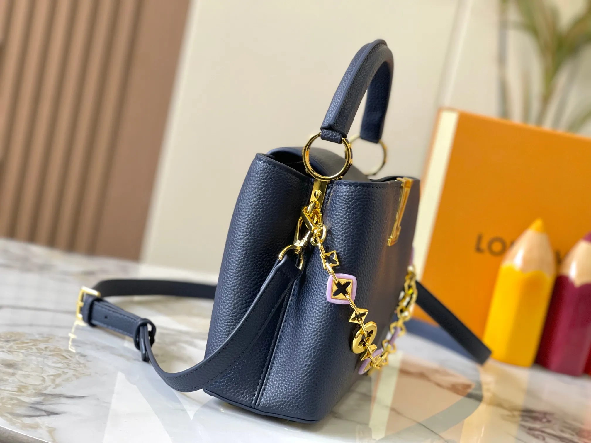 p480 [Guangzhou top-quality original version] M14971 blue This CapucinesBB handbag quotes the design elements of the Harmony series and tells the inspiration of the Monogram flower with a gorgeous chain. The Taurillon cow leather bag is embellished with the resin-coated LV logo, and the flap can be opened externally or internally to reveal a neat interior with multiple pockets. Size:27×18×9cm