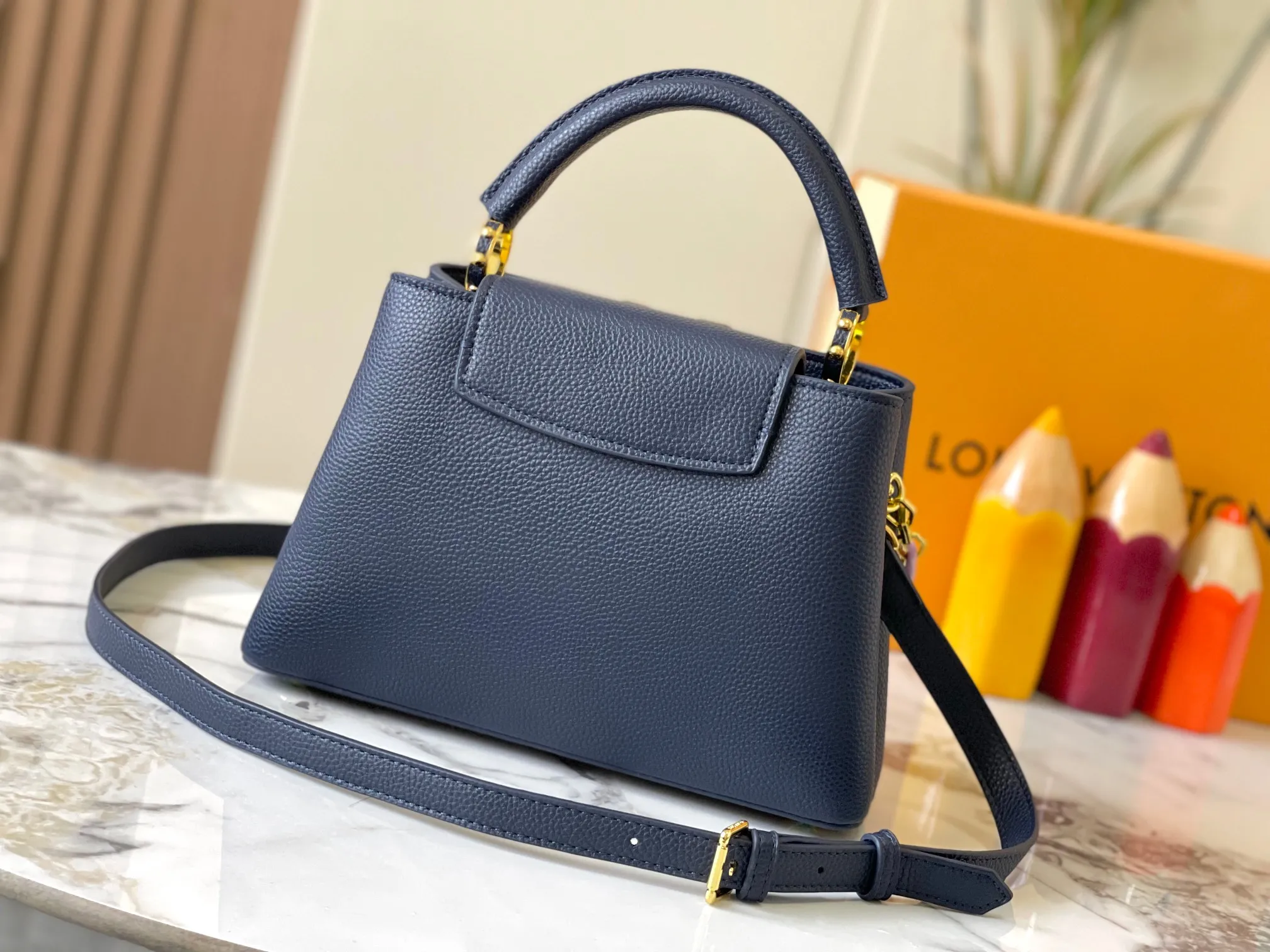 p480 [Guangzhou top-quality original version] M14971 blue This CapucinesBB handbag quotes the design elements of the Harmony series and tells the inspiration of the Monogram flower with a gorgeous chain. The Taurillon cow leather bag is embellished with the resin-coated LV logo, and the flap can be opened externally or internally to reveal a neat interior with multiple pockets. Size:27×18×9cm