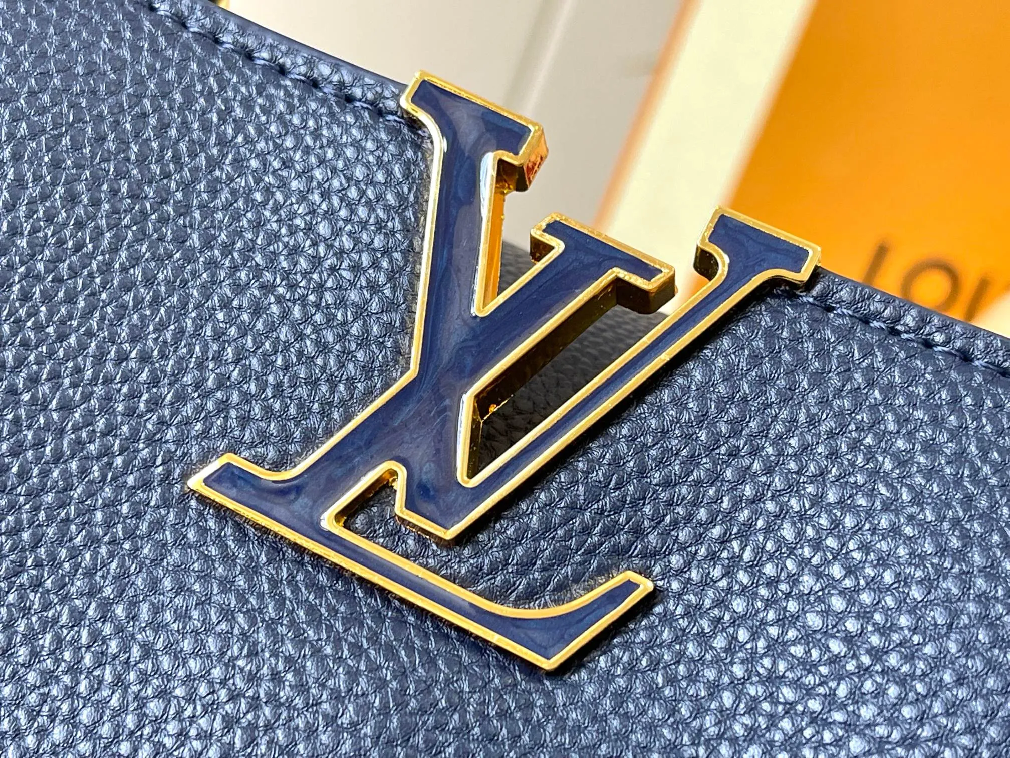 p480 [Guangzhou top-quality original version] M14971 blue This CapucinesBB handbag quotes the design elements of the Harmony series and tells the inspiration of the Monogram flower with a gorgeous chain. The Taurillon cow leather bag is embellished with the resin-coated LV logo, and the flap can be opened externally or internally to reveal a neat interior with multiple pockets. Size:27×18×9cm
