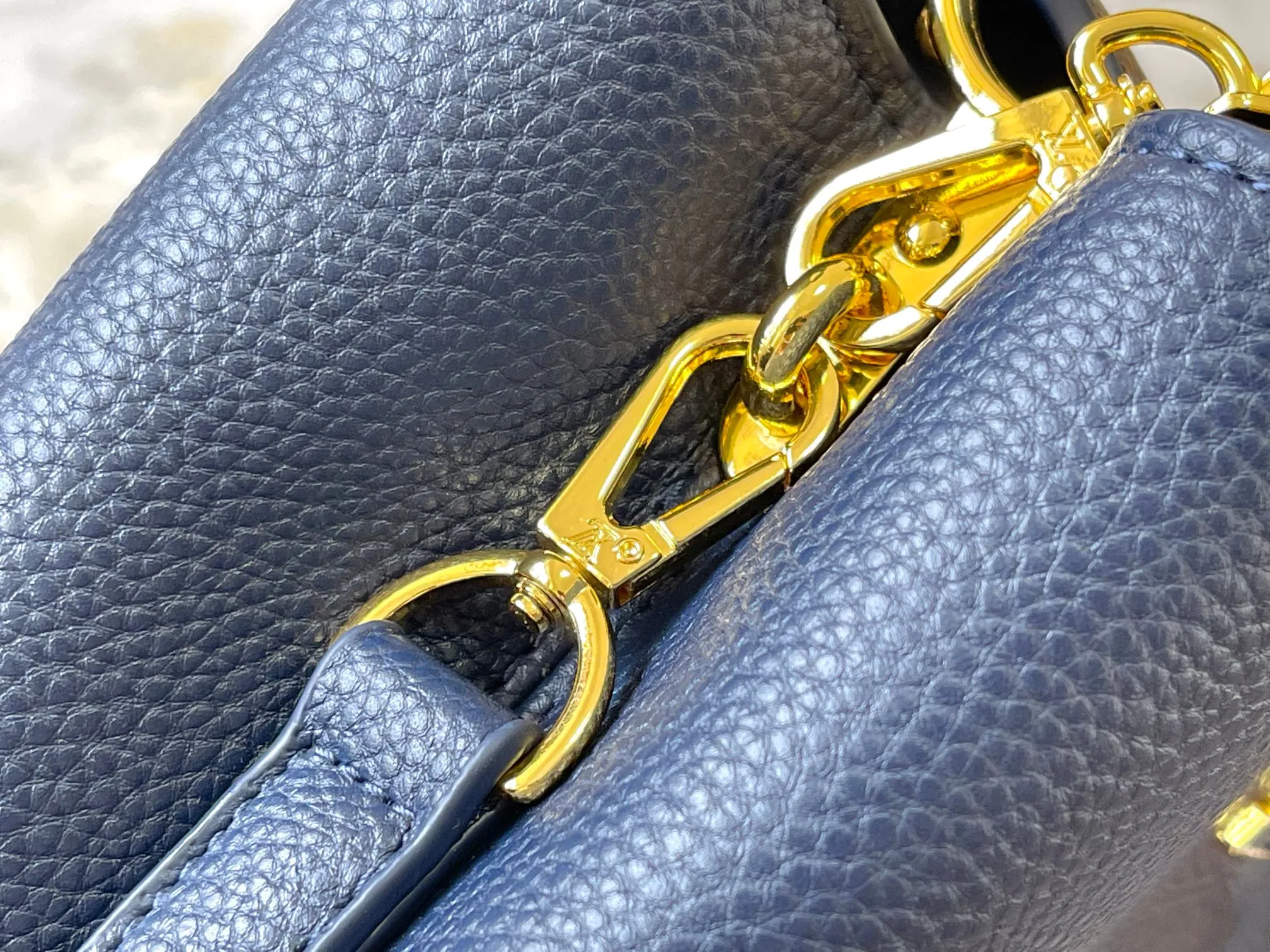 p480 [Guangzhou top-quality original version] M14971 blue This CapucinesBB handbag quotes the design elements of the Harmony series and tells the inspiration of the Monogram flower with a gorgeous chain. The Taurillon cow leather bag is embellished with the resin-coated LV logo, and the flap can be opened externally or internally to reveal a neat interior with multiple pockets. Size:27×18×9cm