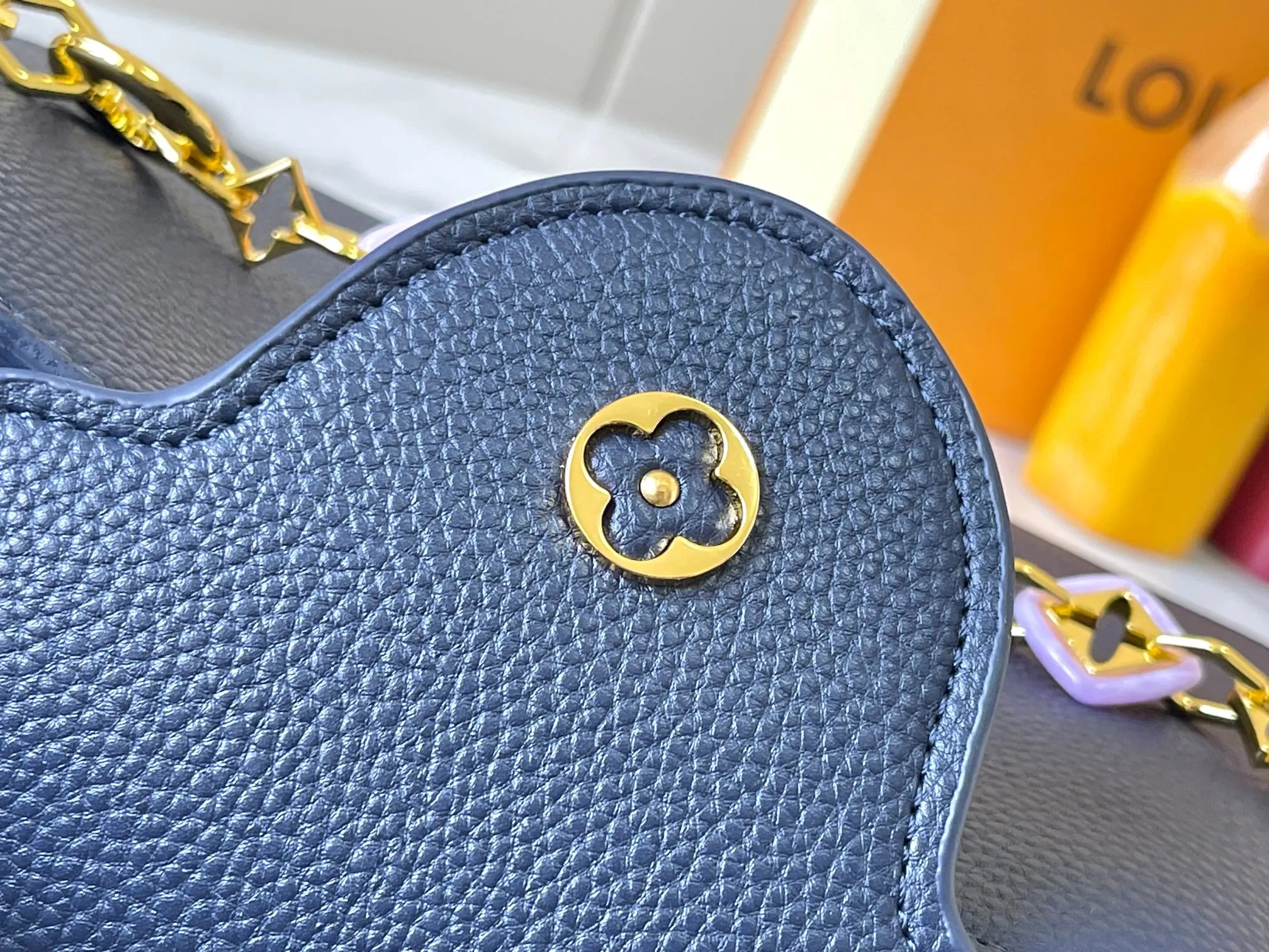 p480 [Guangzhou top-quality original version] M14971 blue This CapucinesBB handbag quotes the design elements of the Harmony series and tells the inspiration of the Monogram flower with a gorgeous chain. The Taurillon cow leather bag is embellished with the resin-coated LV logo, and the flap can be opened externally or internally to reveal a neat interior with multiple pockets. Size:27×18×9cm