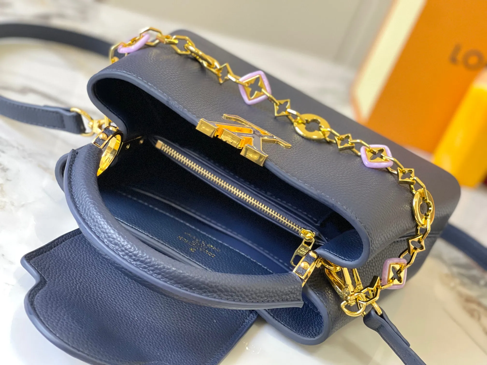 p480 [Guangzhou top-quality original version] M14971 blue This CapucinesBB handbag quotes the design elements of the Harmony series and tells the inspiration of the Monogram flower with a gorgeous chain. The Taurillon cow leather bag is embellished with the resin-coated LV logo, and the flap can be opened externally or internally to reveal a neat interior with multiple pockets. Size:27×18×9cm