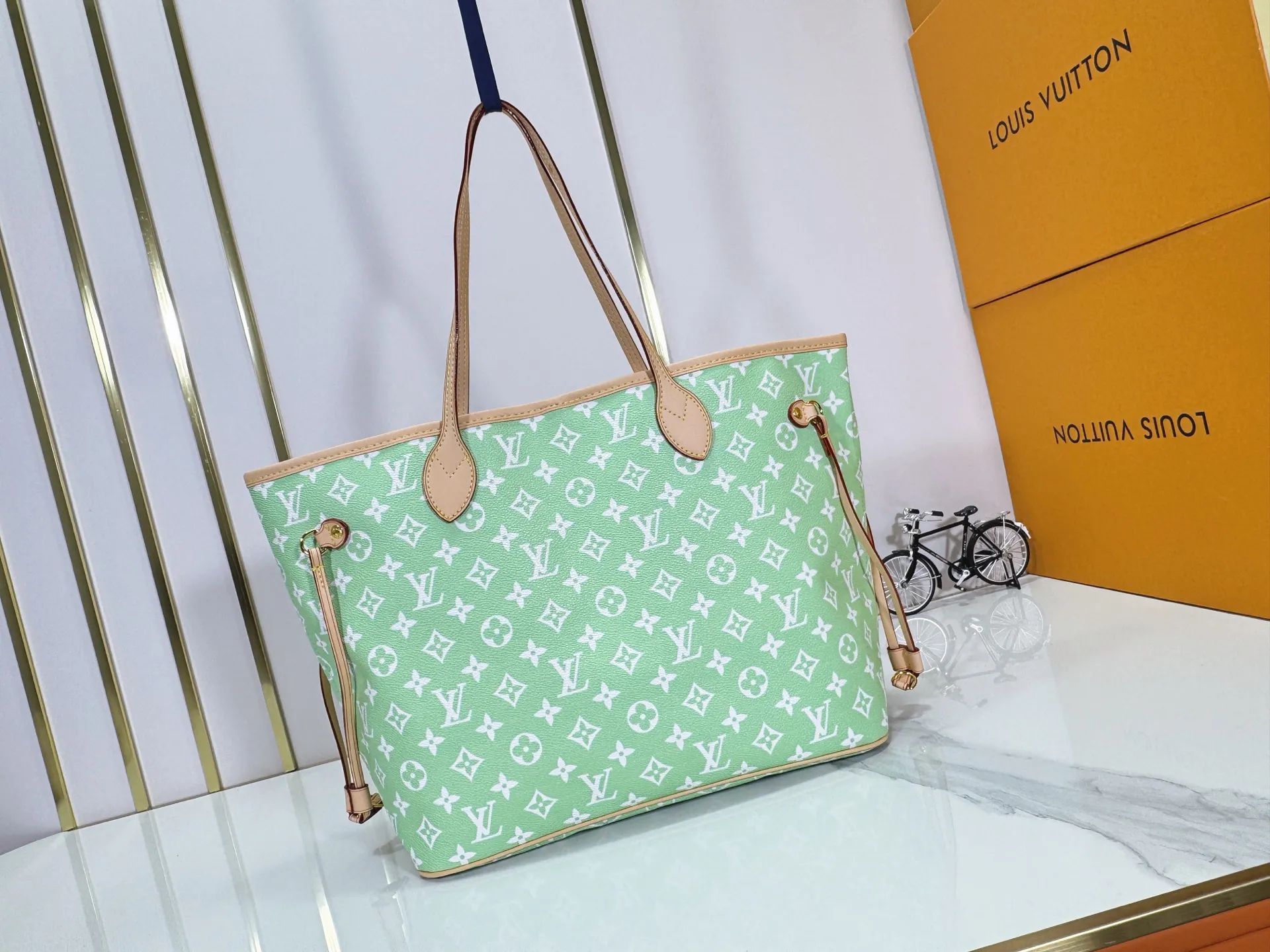 P280 Upgraded Original M40995 The legendary Neverfull bag always meets your every handbag need. It has a large capacity but is not bulky. It is stiff and soft to the touch, making it suitable for home and travel. Tighten the side ties and it instantly transforms into a stylish urban handbag. Loosen the straps and it transforms into a chic and practical handbag. The slender leather handle can be carried over the shoulder or between the arms. The model shown here is made of Damier Ebène canvas. Dimensions: 31.0 x 28.0 x 14.0 cm