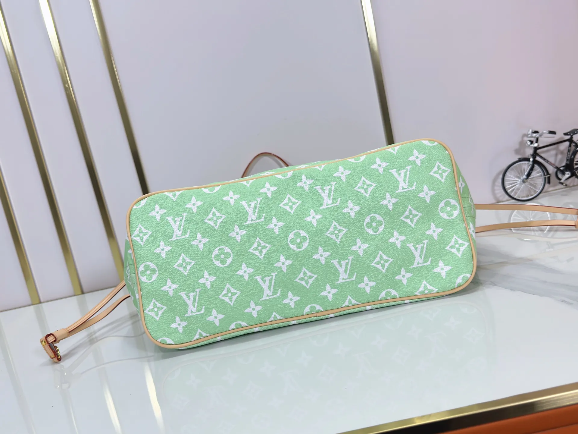 P280 Upgraded Original M40995 The legendary Neverfull bag always meets your every handbag need. It has a large capacity but is not bulky. It is stiff and soft to the touch, making it suitable for home and travel. Tighten the side ties and it instantly transforms into a stylish urban handbag. Loosen the straps and it transforms into a chic and practical handbag. The slender leather handle can be carried over the shoulder or between the arms. The model shown here is made of Damier Ebène canvas. Dimensions: 31.0 x 28.0 x 14.0 cm