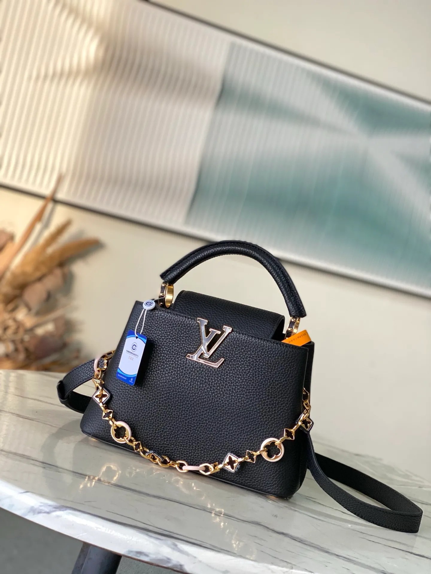 💰2320 "Special Original Leather" M14970 Small This Capucines small handbag is from the Harmony series, using a decorative chain to explore the inspiration of the Monogram flower. Taurillon cow leather creates an elegant structure, colorful resin outlines the V letter, and the flip cover provides two styles: external or internal. The neat interior is equipped with multiple pockets, and the detachable and adjustable shoulder strap makes it easy to wear cross-body. Dimensions: 27 × 18 × 9cm