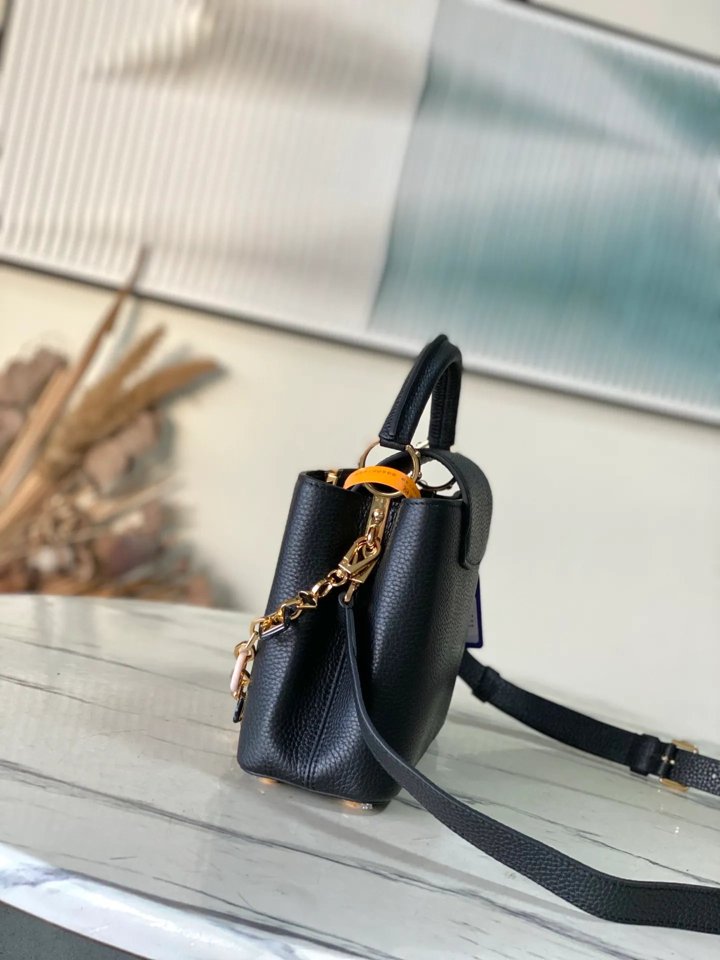 💰2320 "Special Original Leather" M14970 Small This Capucines small handbag is from the Harmony series, using a decorative chain to explore the inspiration of the Monogram flower. Taurillon cow leather creates an elegant structure, colorful resin outlines the V letter, and the flip cover provides two styles: external or internal. The neat interior is equipped with multiple pockets, and the detachable and adjustable shoulder strap makes it easy to wear cross-body. Dimensions: 27 × 18 × 9cm