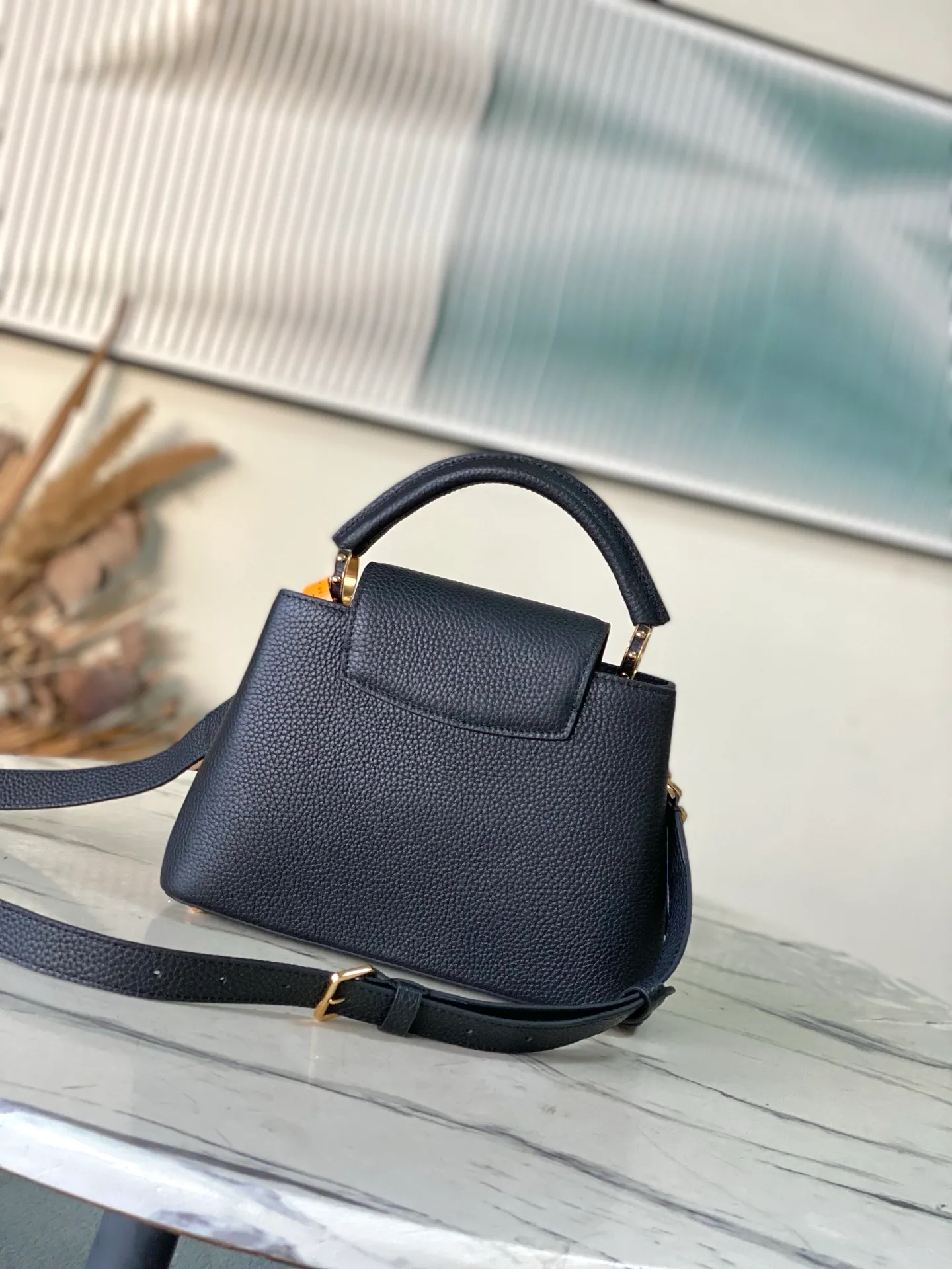 💰2320 "Special Original Leather" M14970 Small This Capucines small handbag is from the Harmony series, using a decorative chain to explore the inspiration of the Monogram flower. Taurillon cow leather creates an elegant structure, colorful resin outlines the V letter, and the flip cover provides two styles: external or internal. The neat interior is equipped with multiple pockets, and the detachable and adjustable shoulder strap makes it easy to wear cross-body. Dimensions: 27 × 18 × 9cm