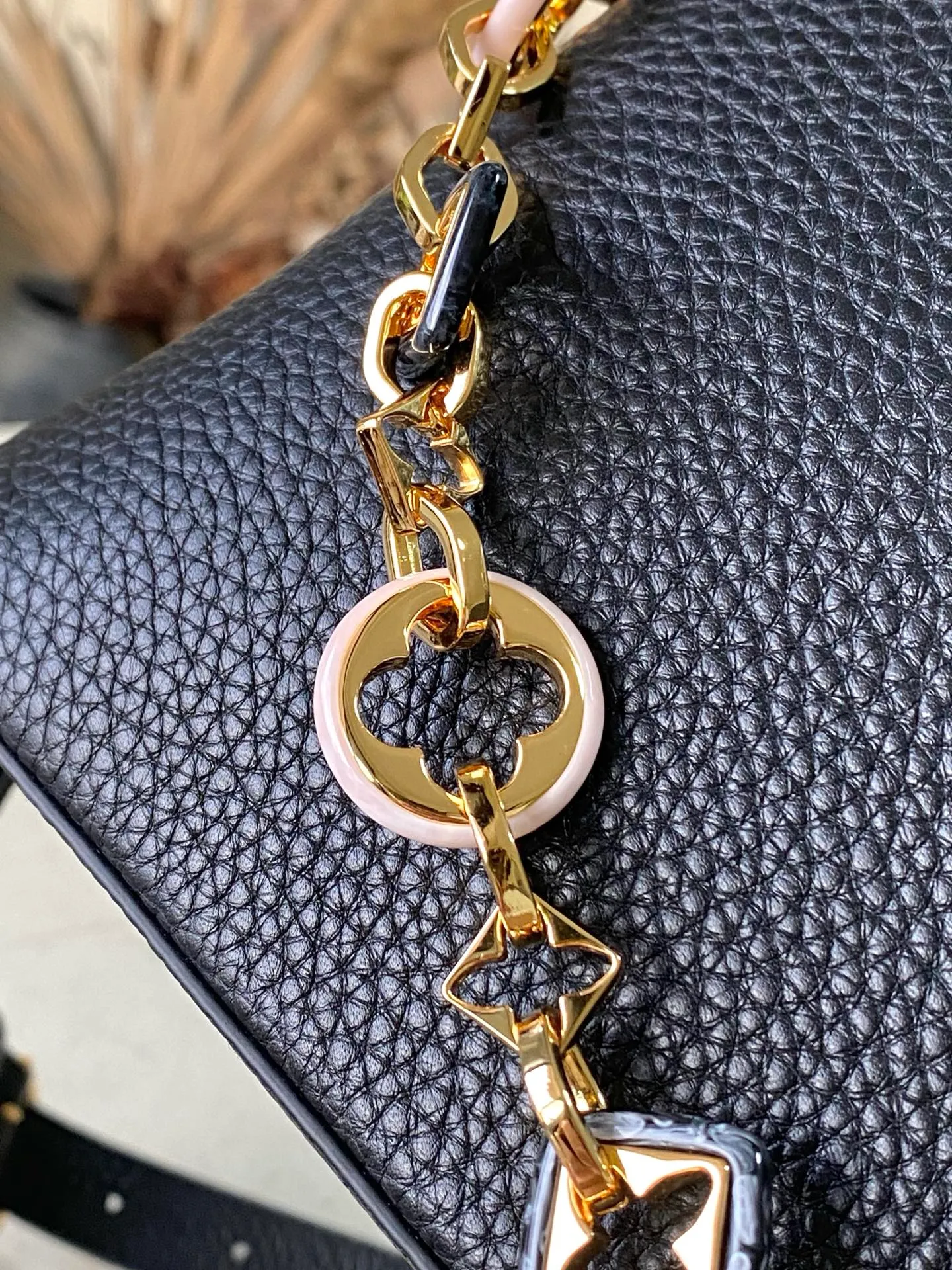 💰2320 "Special Original Leather" M14970 Small This Capucines small handbag is from the Harmony series, using a decorative chain to explore the inspiration of the Monogram flower. Taurillon cow leather creates an elegant structure, colorful resin outlines the V letter, and the flip cover provides two styles: external or internal. The neat interior is equipped with multiple pockets, and the detachable and adjustable shoulder strap makes it easy to wear cross-body. Dimensions: 27 × 18 × 9cm