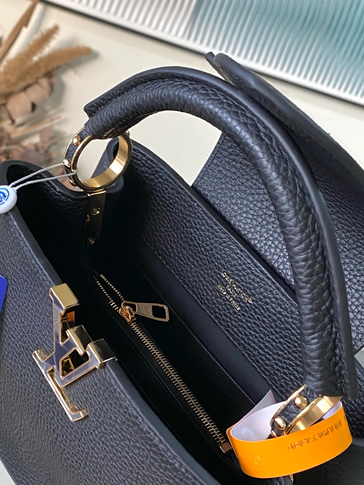 💰2320 "Special Original Leather" M14970 Small This Capucines small handbag is from the Harmony series, using a decorative chain to explore the inspiration of the Monogram flower. Taurillon cow leather creates an elegant structure, colorful resin outlines the V letter, and the flip cover provides two styles: external or internal. The neat interior is equipped with multiple pockets, and the detachable and adjustable shoulder strap makes it easy to wear cross-body. Dimensions: 27 × 18 × 9cm