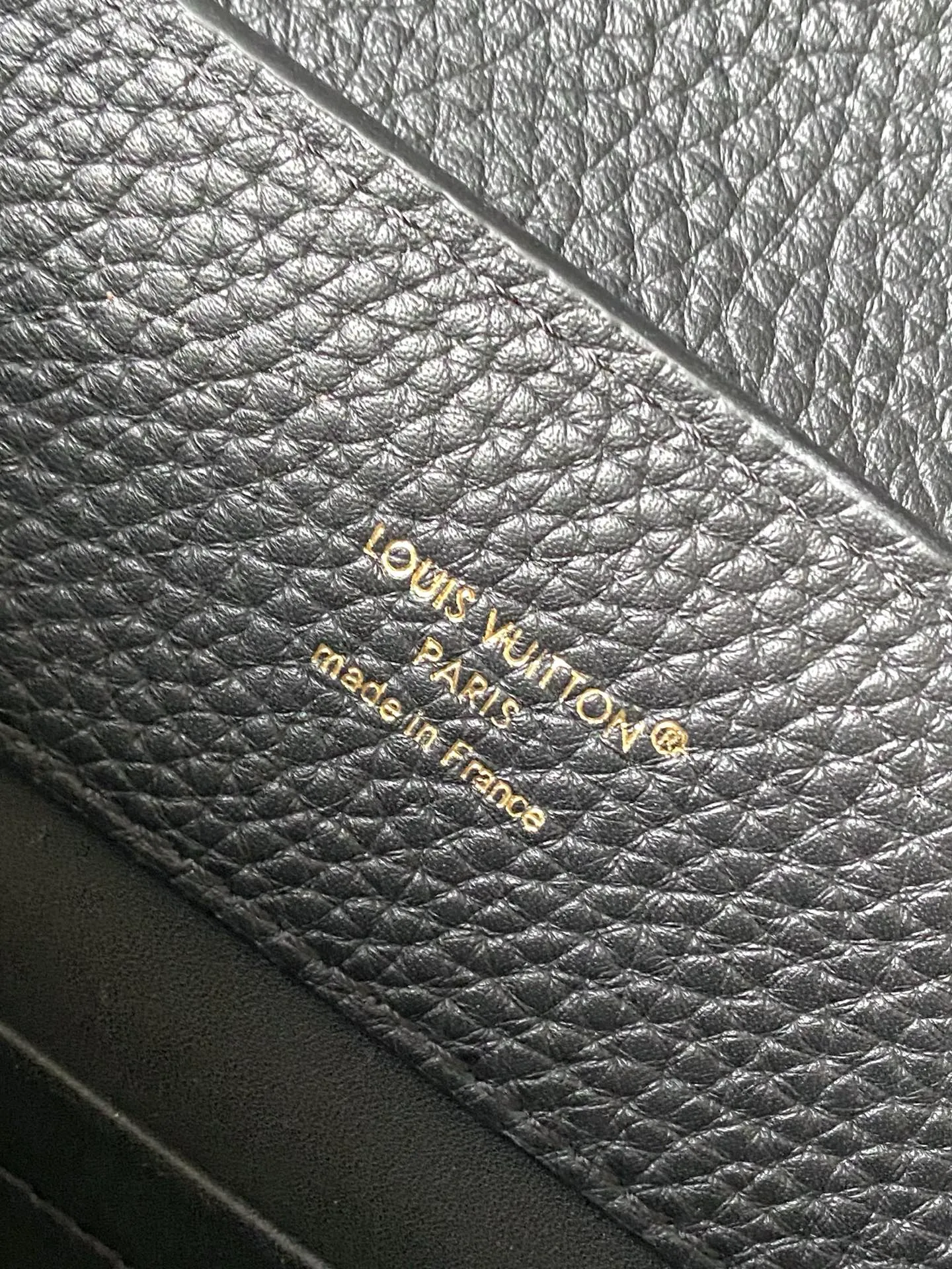 💰2320 "Special Original Leather" M14970 Small This Capucines small handbag is from the Harmony series, using a decorative chain to explore the inspiration of the Monogram flower. Taurillon cow leather creates an elegant structure, colorful resin outlines the V letter, and the flip cover provides two styles: external or internal. The neat interior is equipped with multiple pockets, and the detachable and adjustable shoulder strap makes it easy to wear cross-body. Dimensions: 27 × 18 × 9cm