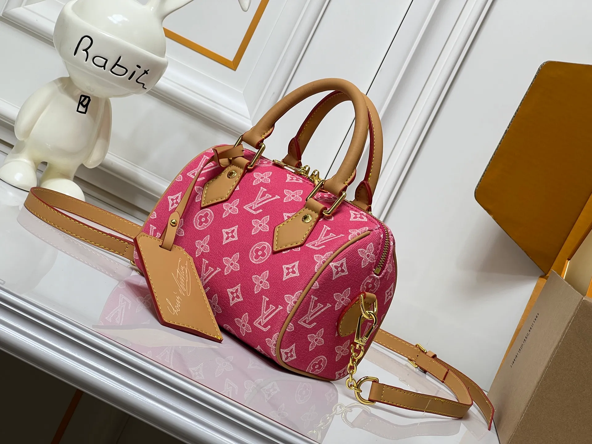 Batch 240💰[ALMA BB handbag] M27530-M27951-M28102-M46234-M27526-28272-M27525 This Alma BB handbag comes from the Travels With Grace Coddington series launched by Louis Vuitton and Grace Coddington, focusing on the fun Meowgram pattern. The canvas body is trimmed with calfskin and the fabric shoulder strap reads "Louis Vuitton" in Coddington's script. The exquisite padlocks and key cases once again prove the brand's exquisite craftsmanship.  Dimensions: 20.5×13.5×12cm (height x width x length)