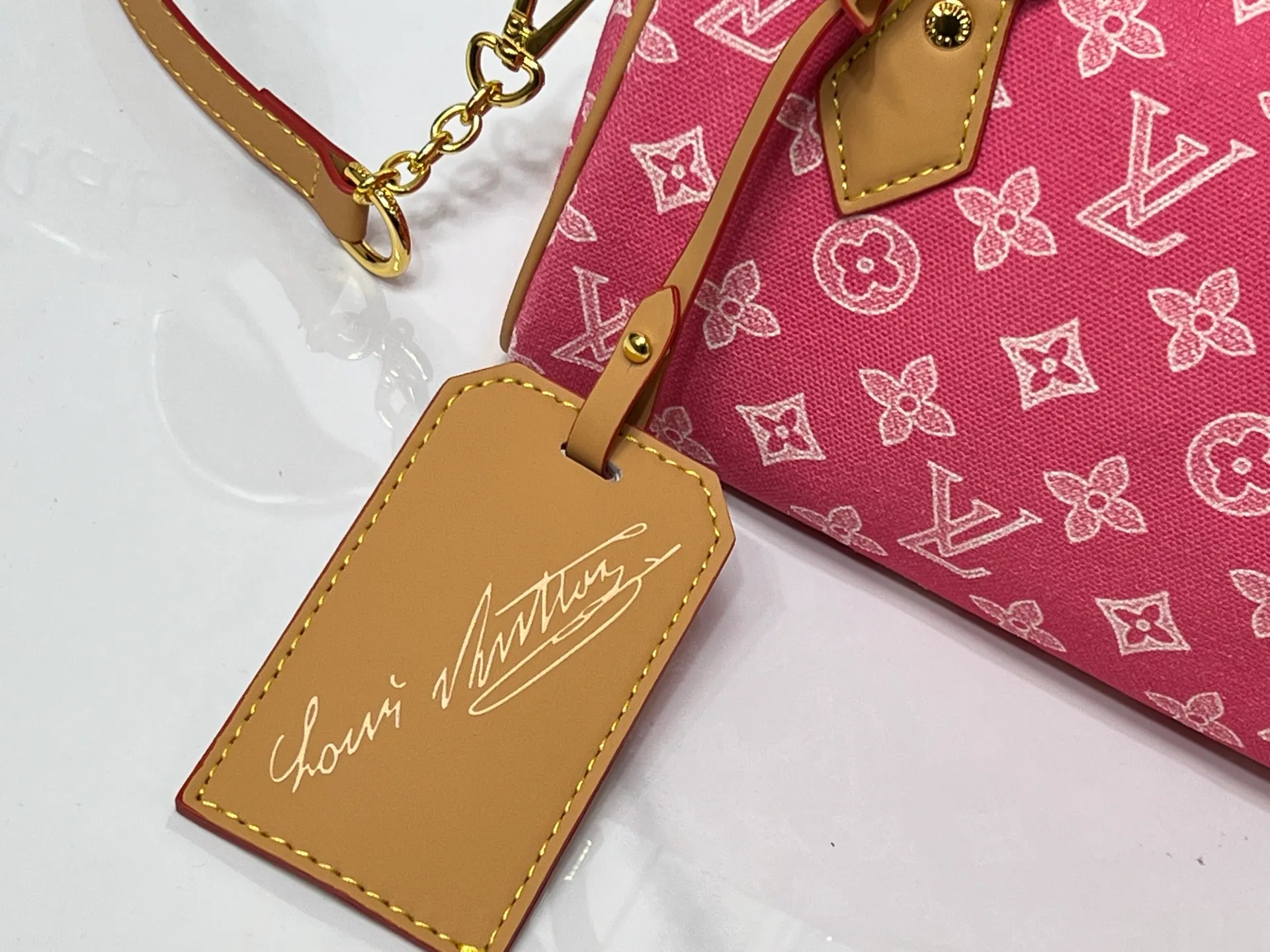 Batch 240💰[ALMA BB handbag] M27530-M27951-M28102-M46234-M27526-28272-M27525 This Alma BB handbag comes from the Travels With Grace Coddington series launched by Louis Vuitton and Grace Coddington, focusing on the fun Meowgram pattern. The canvas body is trimmed with calfskin and the fabric shoulder strap reads "Louis Vuitton" in Coddington's script. The exquisite padlocks and key cases once again prove the brand's exquisite craftsmanship.  Dimensions: 20.5×13.5×12cm (height x width x length)