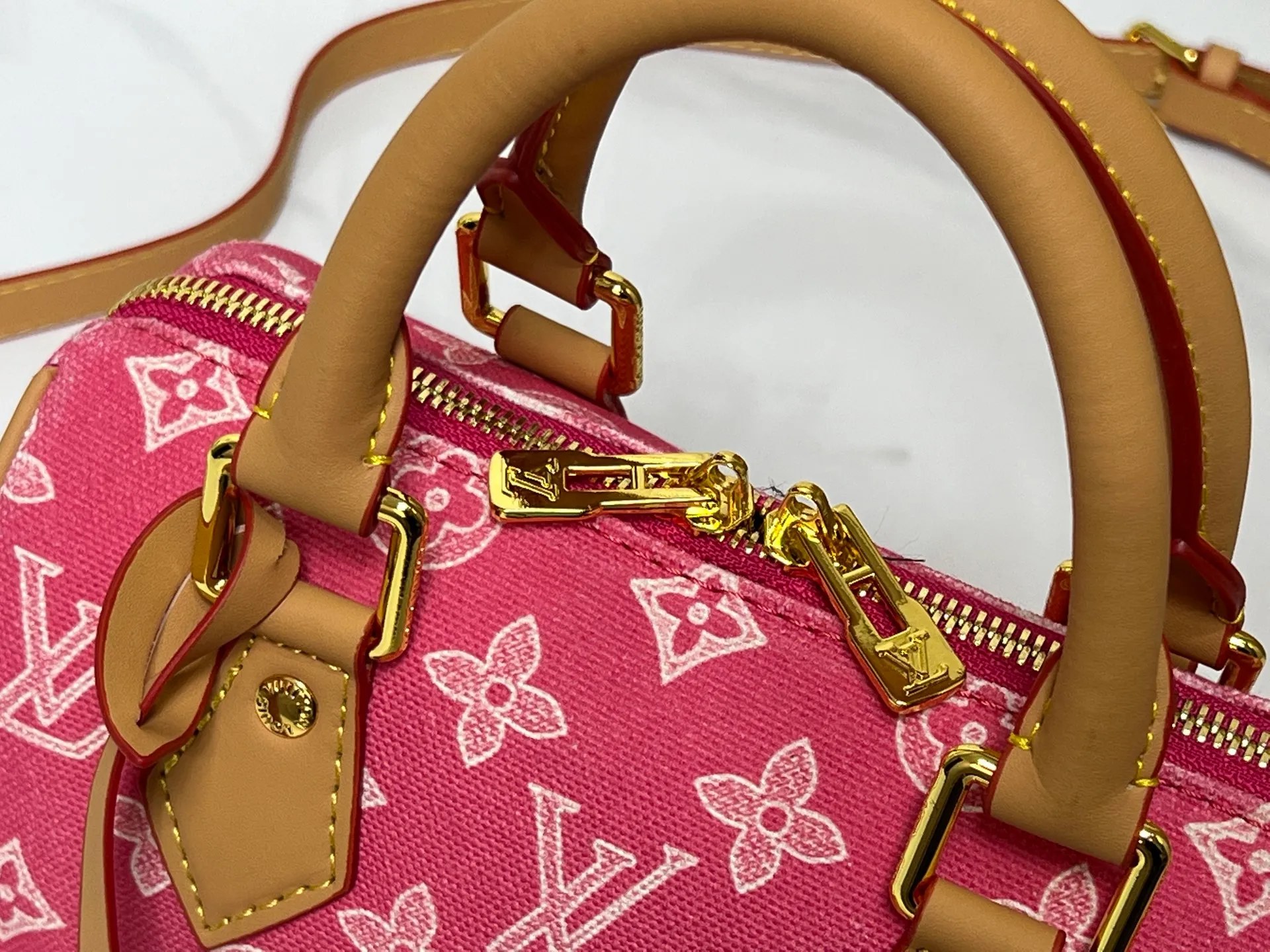 Batch 240💰[ALMA BB handbag] M27530-M27951-M28102-M46234-M27526-28272-M27525 This Alma BB handbag comes from the Travels With Grace Coddington series launched by Louis Vuitton and Grace Coddington, focusing on the fun Meowgram pattern. The canvas body is trimmed with calfskin and the fabric shoulder strap reads "Louis Vuitton" in Coddington's script. The exquisite padlocks and key cases once again prove the brand's exquisite craftsmanship.  Dimensions: 20.5×13.5×12cm (height x width x length)