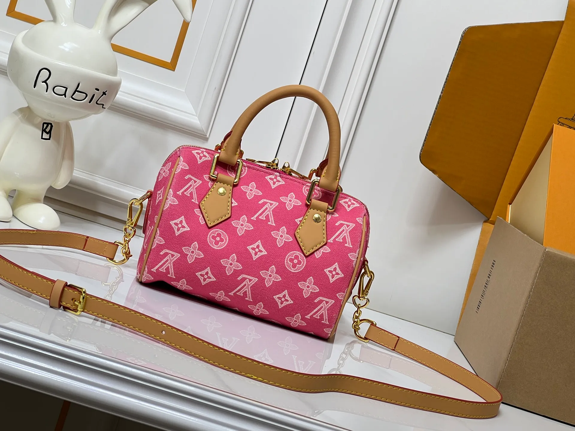 Batch 240💰[ALMA BB handbag] M27530-M27951-M28102-M46234-M27526-28272-M27525 This Alma BB handbag comes from the Travels With Grace Coddington series launched by Louis Vuitton and Grace Coddington, focusing on the fun Meowgram pattern. The canvas body is trimmed with calfskin and the fabric shoulder strap reads "Louis Vuitton" in Coddington's script. The exquisite padlocks and key cases once again prove the brand's exquisite craftsmanship.  Dimensions: 20.5×13.5×12cm (height x width x length)