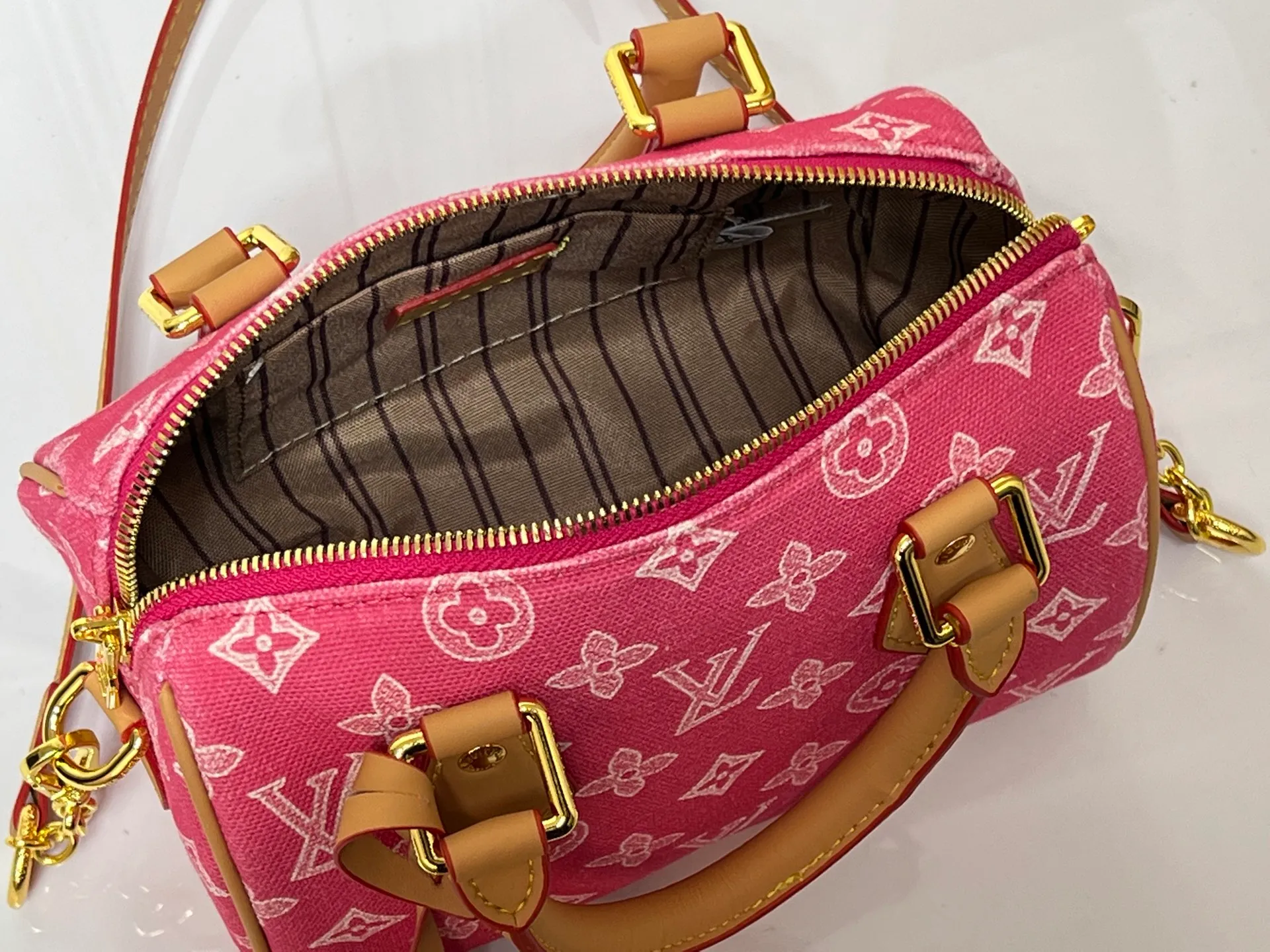Batch 240💰[ALMA BB handbag] M27530-M27951-M28102-M46234-M27526-28272-M27525 This Alma BB handbag comes from the Travels With Grace Coddington series launched by Louis Vuitton and Grace Coddington, focusing on the fun Meowgram pattern. The canvas body is trimmed with calfskin and the fabric shoulder strap reads "Louis Vuitton" in Coddington's script. The exquisite padlocks and key cases once again prove the brand's exquisite craftsmanship.  Dimensions: 20.5×13.5×12cm (height x width x length)