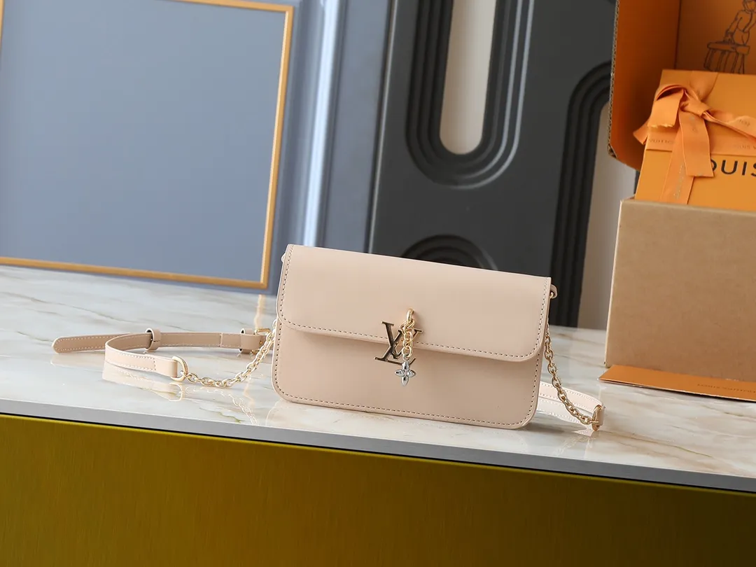💰240💰Upgraded from the original M14564 M14547 M14581 M14548 This Wallet On Chain handbag is from the Louis Vuitton LV Bloom series. It is cut from cow leather in a fashionable and practical configuration. It's decorated with embellishments inspired by the brand's iconic Monogram pattern. There's plenty of space to store a smartphone, and contrasting metal hardware adds an elegant touch. Dimensions: 20.0 x 11.5 x 4.0 cm (length x height x width)