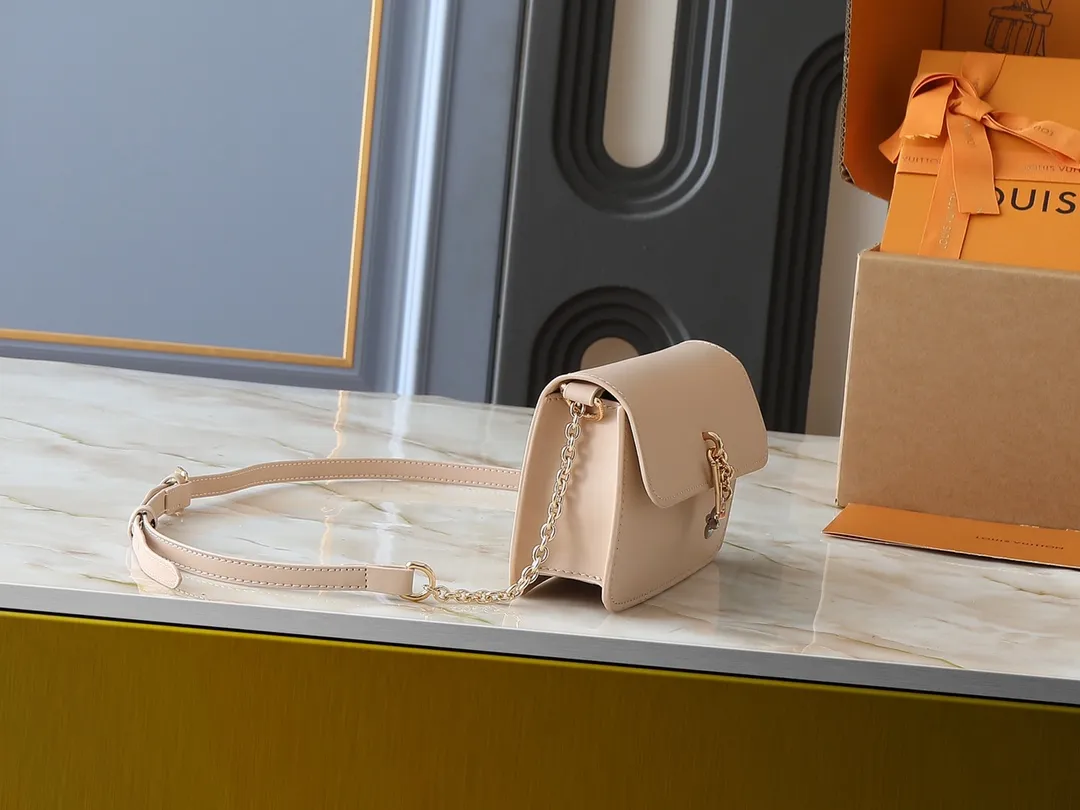 💰240💰Upgraded from the original M14564 M14547 M14581 M14548 This Wallet On Chain handbag is from the Louis Vuitton LV Bloom series. It is cut from cow leather in a fashionable and practical configuration. It's decorated with embellishments inspired by the brand's iconic Monogram pattern. There's plenty of space to store a smartphone, and contrasting metal hardware adds an elegant touch. Dimensions: 20.0 x 11.5 x 4.0 cm (length x height x width)