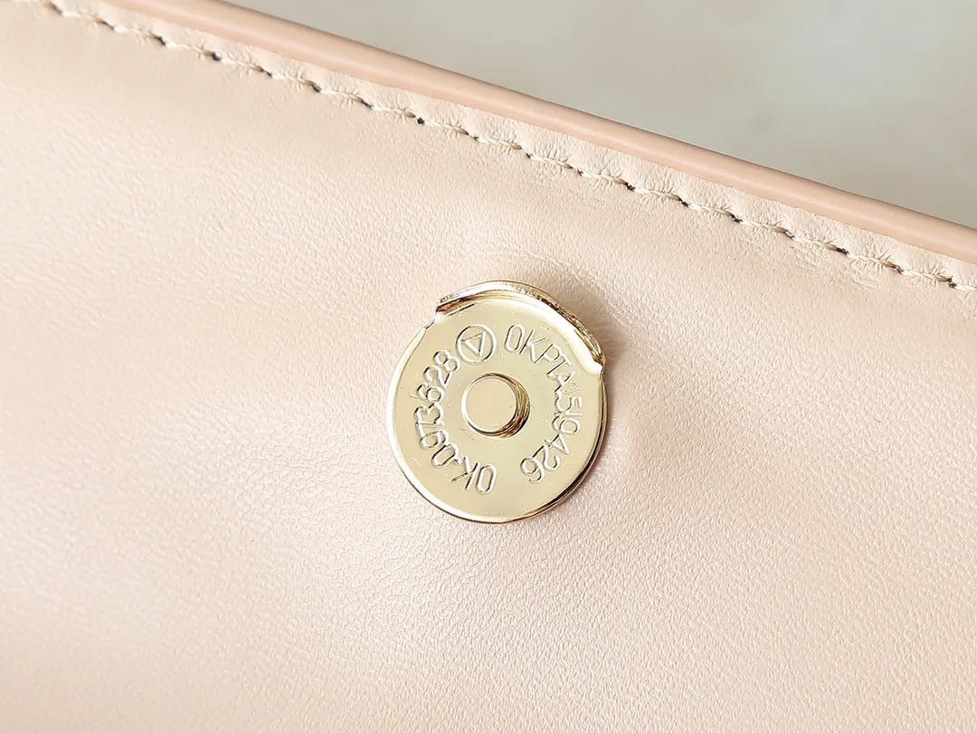 💰240💰Upgraded from the original M14564 M14547 M14581 M14548 This Wallet On Chain handbag is from the Louis Vuitton LV Bloom series. It is cut from cow leather in a fashionable and practical configuration. It's decorated with embellishments inspired by the brand's iconic Monogram pattern. There's plenty of space to store a smartphone, and contrasting metal hardware adds an elegant touch. Dimensions: 20.0 x 11.5 x 4.0 cm (length x height x width)
