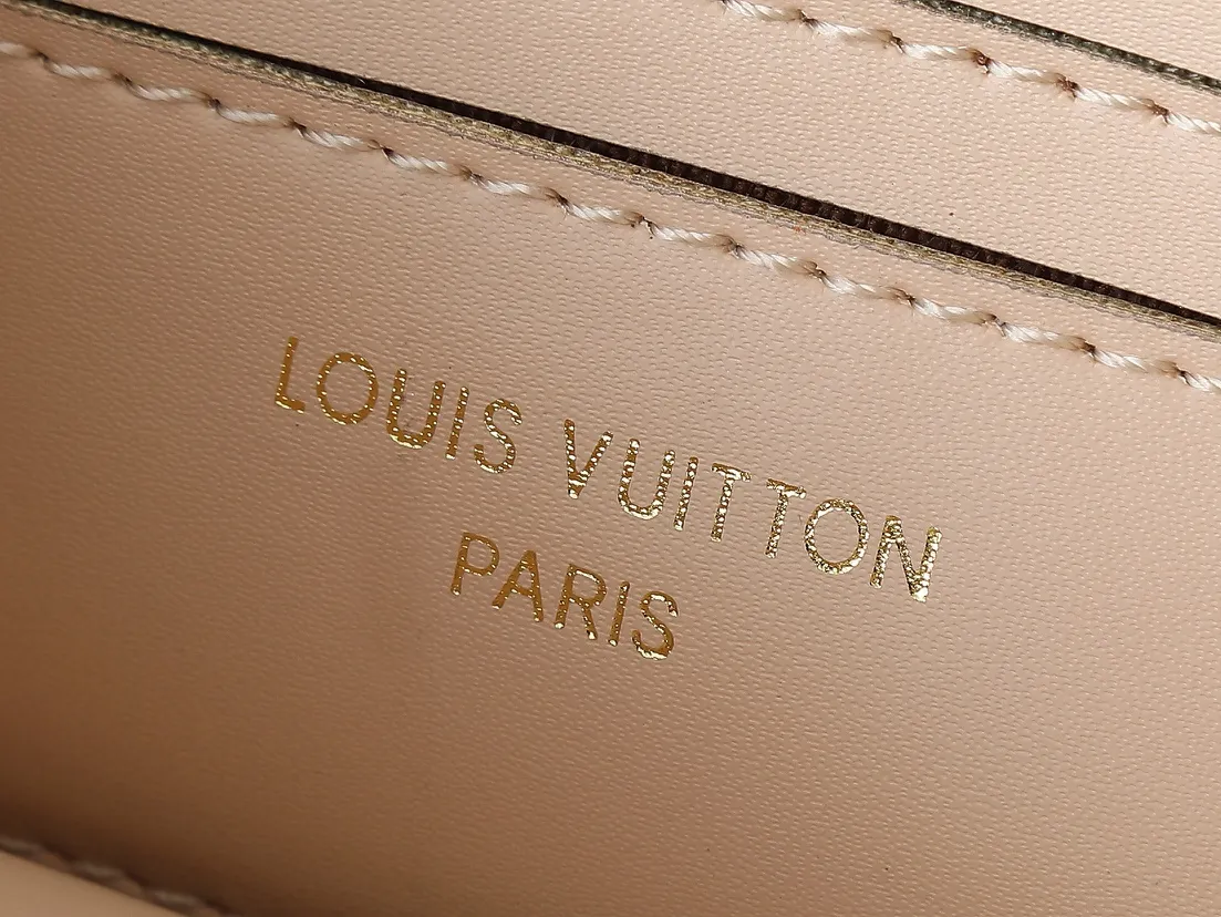 💰240💰Upgraded from the original M14564 M14547 M14581 M14548 This Wallet On Chain handbag is from the Louis Vuitton LV Bloom series. It is cut from cow leather in a fashionable and practical configuration. It's decorated with embellishments inspired by the brand's iconic Monogram pattern. There's plenty of space to store a smartphone, and contrasting metal hardware adds an elegant touch. Dimensions: 20.0 x 11.5 x 4.0 cm (length x height x width)