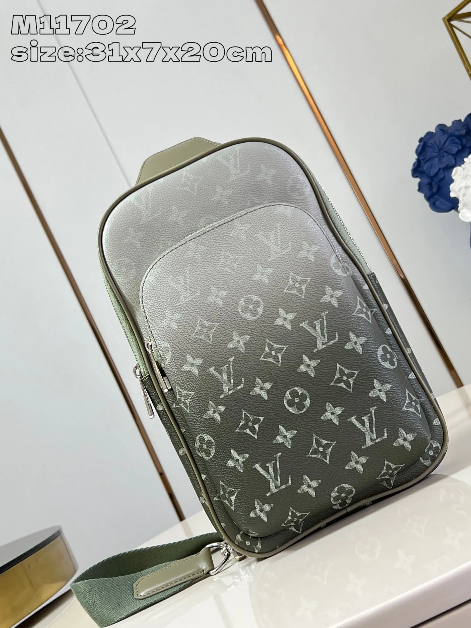 💰960 Top Original [M11702 Gradient] This Avenue shoulder bag uses canvas shoulder straps and lining, injecting sustainable concepts into the classic design. Monogram Macassar canvas and leather trim add a dash of elegance, while zippered front pockets and a small top zip pocket complete the functional details. 31 x 7 x 20 cm (height x width x length) B