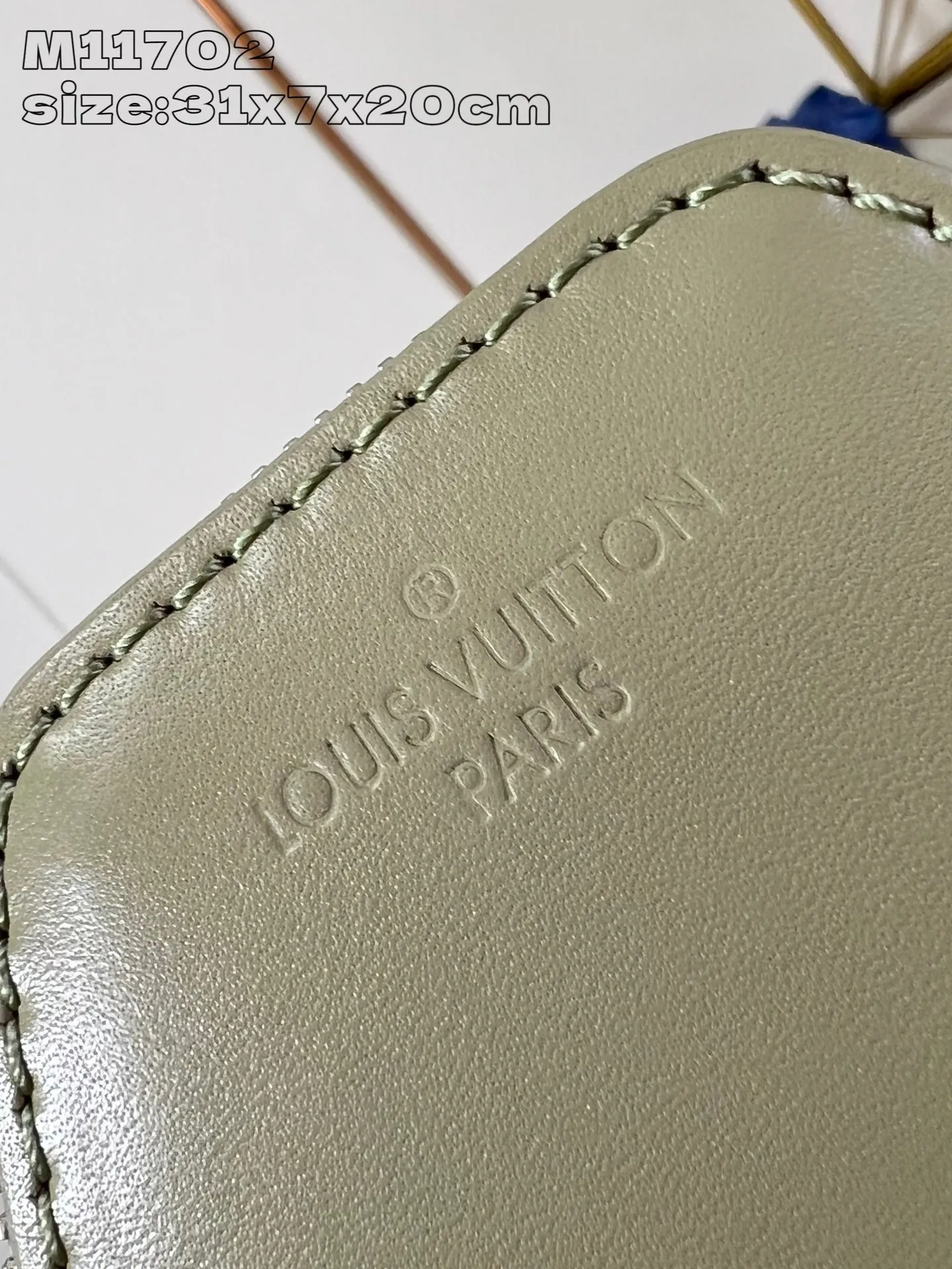 💰960 Top Original [M11702 Gradient] This Avenue shoulder bag uses canvas shoulder straps and lining, injecting sustainable concepts into the classic design. Monogram Macassar canvas and leather trim add a dash of elegance, while zippered front pockets and a small top zip pocket complete the functional details. 31 x 7 x 20 cm (height x width x length) B